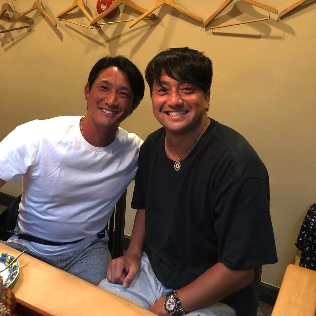 澤村拓一のインスタグラム：「移籍が決まった日の夜は誠司と一緒でした☺️沢山話をして沢山笑った。 この写真見る度に初心に戻れる☺️🙏 #chibalottemarines」
