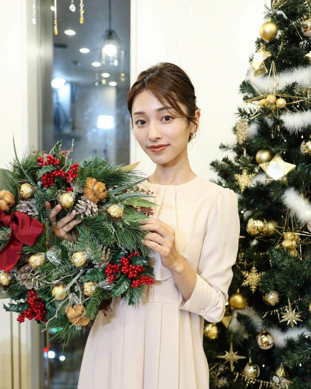 吉田理紗さんのインスタグラム写真 - (吉田理紗Instagram)「昔から大好きなチョコレート フェレロロシェのクリスマスワークショップに 参加しました✨  日比谷花壇の大西先生に クリスマスリース作りを教えてもらい こんなに素敵なクリスマスリースができました🎁 不器用な私でもとっても簡単にできて 楽しかったです🥰  ゴールドのロシェがオーナメントのように アクセントになって可愛いですよね❤︎ クリスマスが終わって飾りつけを片付ける時って いつもは少し寂しいけれど ロシェをシェアしながらだとワクワクしますね😍 ギフトにもぴったり！  フェレロロシェ公式のアトリエサイトにて 私が出演したこの日の動画が公開されています。 リース作りの様子などもみられるのでぜひチェックしてください♡  https://rocher-bouquet.jp/#live  また公式アカウント @ferrerorocher_jp では キャンペーンも開催しているのでフォローしてね♡  #フェレロロシェアトリエ #フェレロロシェクリスマス #フェレロロシェクリスマスリース #ferrerorocheratelier #ferrerorocher #FerreroRocher #rocher #フェレロロシェブーケ #フェレロロシェ #ラファエロ #ラファエロブーケ #rocher #raffaello #hibiyakadan #日比谷花壇 #PR #メリーゴールデンクリスマス #メリークリスマス #クリスマス #merrygoldenchristmas #merrychristmas」12月3日 18時31分 - yoshirisaa