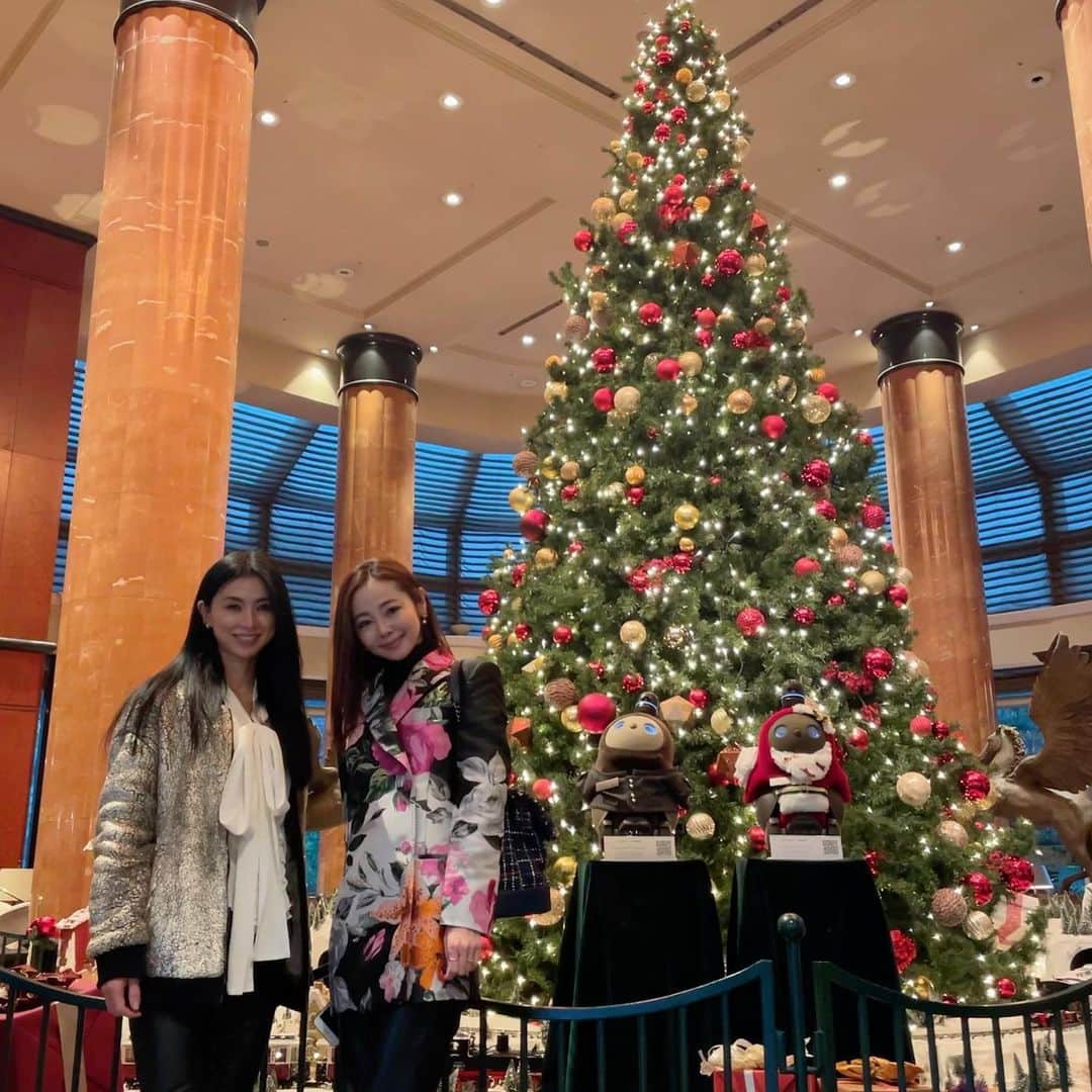 fuka3のインスタグラム：「@westintokyo  #christmastree  @yasukookajima と♡ . . . 毎年ながら ウェスティンの🎄は感動しちゃう なんだかやっと冬が始まったなっと実感！ . . . 去年買った#offwhite のコートを 今年やっと着れたんだけど 帰宅したら、タグが付けっぱなしだったという🤦‍♀️ . . . #offwhite #offwhiteclothing #オフホワイト#オフホワイトコート #ootd#ootdfashion#outfit  . #christmas#christmastree#christmas2020 #クリスマスツリー#クリスマスイルミネーション #🎄#🎅#🎁」