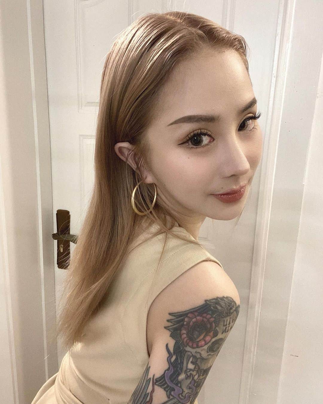Abby Chenのインスタグラム：「一年又快要結束了～2020大家真的都挺不容易的！ 我已經隔離第四次了，有誰像我一樣一年內能被隔離了四次⋯ 🥴 很多人不明白也不需要被理解，我還是堅持著 ，不想放棄！ 能多付出就少計較，吃虧不算什麼，當作學習歷練忍讓內心更強闊🤗💪 我依舊很感謝，因為擁有很多貴人，擁有很多很多很多的疼愛！ 謝謝🤍」