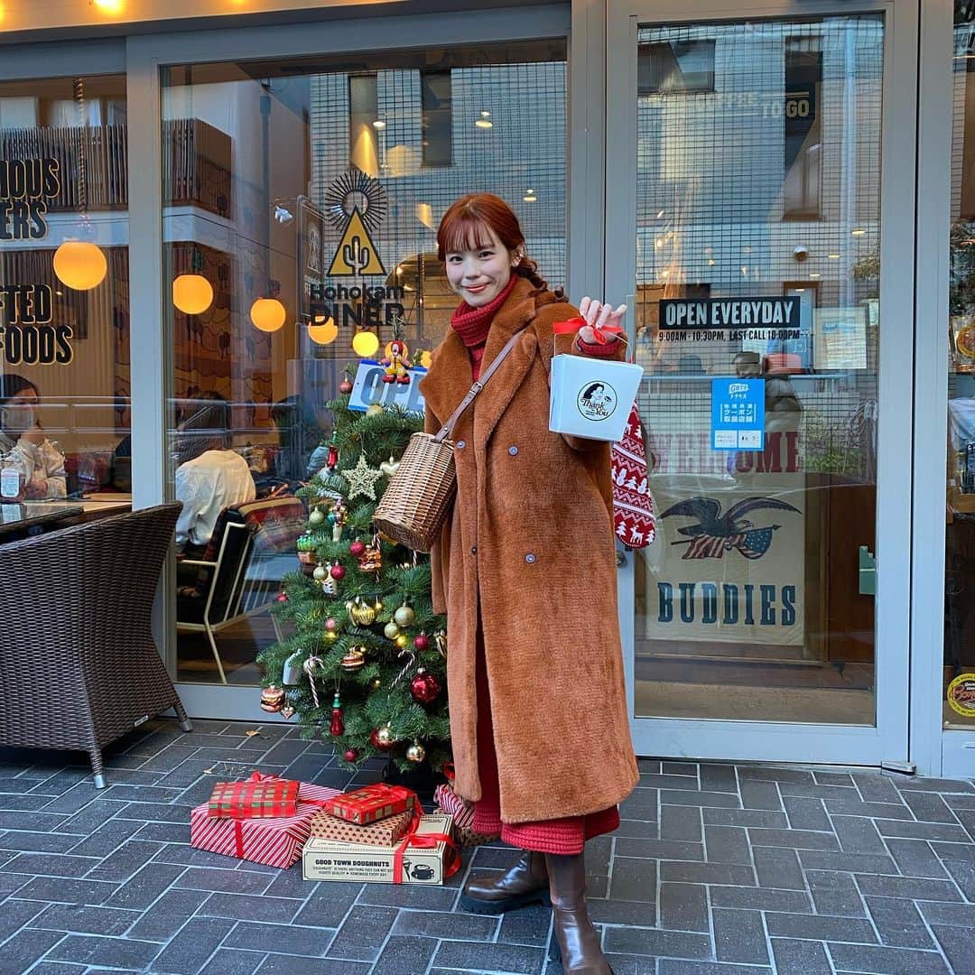 瀬戸あゆみさんのインスタグラム写真 - (瀬戸あゆみInstagram)「@hohokamdiner の激うまサクサクフライドチキン🍗 クリスマス用に予約できるそう🎄 わたしが嬉々とした表情で持っているのはTAKEOUT用の特製のボックスで、ご丁寧に赤いリボンまでつけてくれた。。アゲ。  この日ランチでみんなでクリスマスメニュー食べて、どれもおいしくて幸せぇ、となった🥺 今年のクリスマスはおうちでのんびりフライドチキンとかいいなあ。 #hohokamdiner」12月3日 18時34分 - setoayumi