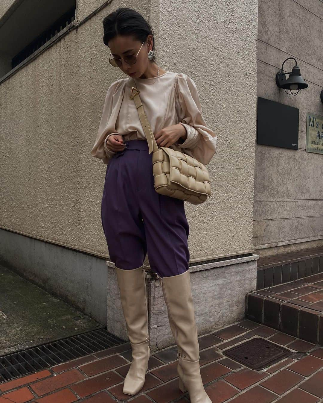 黒石奈央子さんのインスタグラム写真 - (黒石奈央子Instagram)「アメリふく . .  undressed lace cuff blouse ¥14000 12/11 wool straight pt ¥15000 12/11 . 袖のカフスにレースをつけました。 パンツはかなり美脚パンツなのでおすすめです!  @ameri_shinjuku @amerivintage @ameri_daikanyama @ameri.shinsaibashi #ameri#amerivintage #fashion #vintagefashion #coordinate#ootd#outfit#osanposnap #705_outfit #大人ファッション #大人コーディネート #大人スタイル #modestyle #modefashion#modecasual#bottegaveneta #bottegavenetabag」12月3日 18時45分 - blackstone705