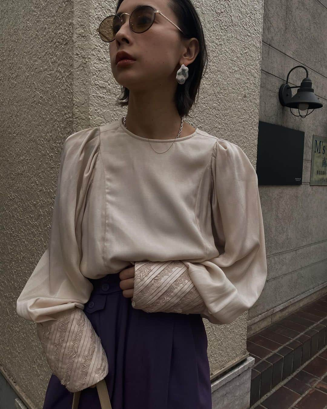 黒石奈央子さんのインスタグラム写真 - (黒石奈央子Instagram)「アメリふく . .  undressed lace cuff blouse ¥14000 12/11 wool straight pt ¥15000 12/11 . 袖のカフスにレースをつけました。 パンツはかなり美脚パンツなのでおすすめです!  @ameri_shinjuku @amerivintage @ameri_daikanyama @ameri.shinsaibashi #ameri#amerivintage #fashion #vintagefashion #coordinate#ootd#outfit#osanposnap #705_outfit #大人ファッション #大人コーディネート #大人スタイル #modestyle #modefashion#modecasual#bottegaveneta #bottegavenetabag」12月3日 18時45分 - blackstone705