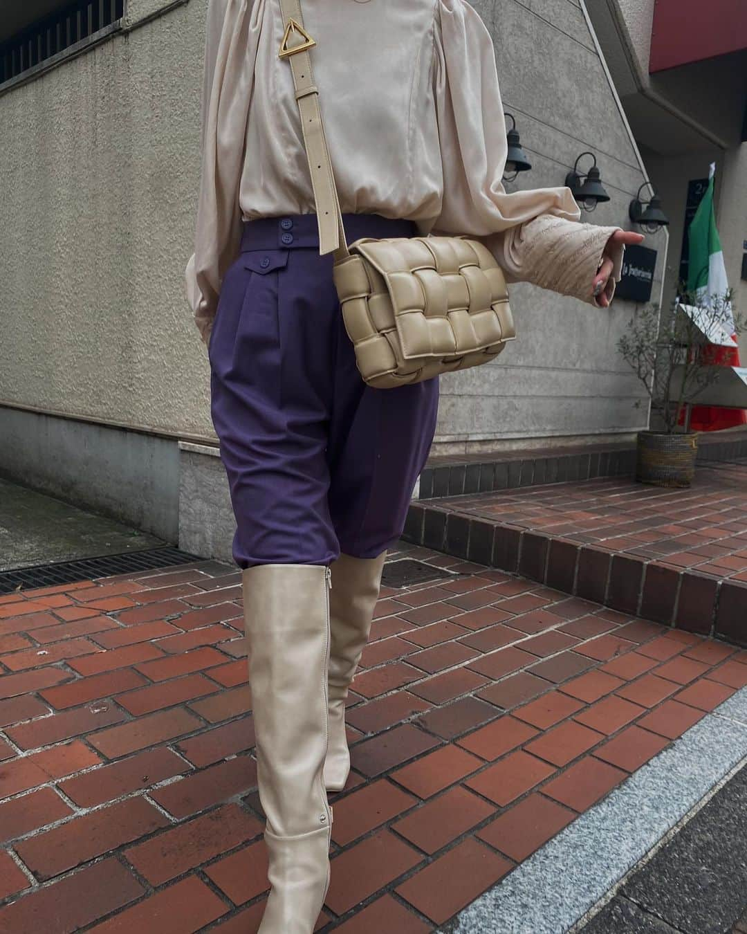 黒石奈央子さんのインスタグラム写真 - (黒石奈央子Instagram)「アメリふく . .  undressed lace cuff blouse ¥14000 12/11 wool straight pt ¥15000 12/11 . 袖のカフスにレースをつけました。 パンツはかなり美脚パンツなのでおすすめです!  @ameri_shinjuku @amerivintage @ameri_daikanyama @ameri.shinsaibashi #ameri#amerivintage #fashion #vintagefashion #coordinate#ootd#outfit#osanposnap #705_outfit #大人ファッション #大人コーディネート #大人スタイル #modestyle #modefashion#modecasual#bottegaveneta #bottegavenetabag」12月3日 18時45分 - blackstone705