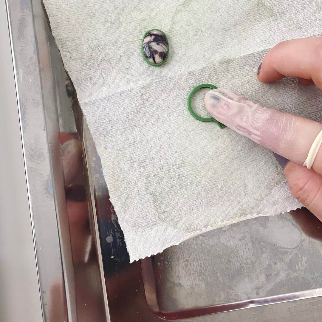 のインスタグラム：「今日は天然石リングのアームの原型作り。﻿ 薬品でくるくるワックスを溶かし削っていきます。﻿ ﻿ 角はスパチュラという器具で何度も優しく削って滑らかに丸みを出してつけた時に角が指に当たらないように。﻿ 気持ちよくつけられるようにつけ心地には拘っています。﻿ ﻿ ﻿ ﻿ #jewelry_ume#ÜME#ユーミー#天然石リング#金属アレルギー対応」