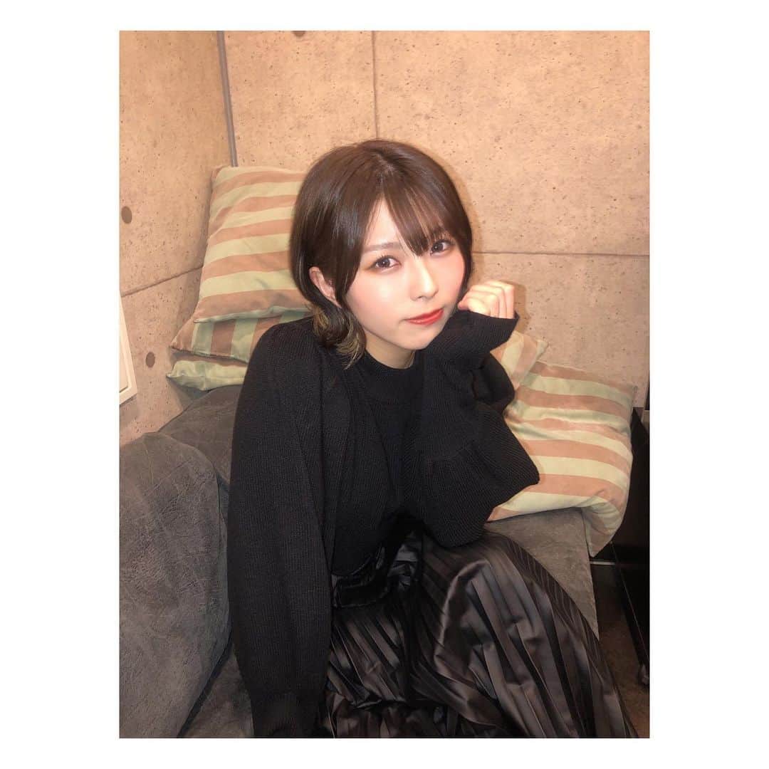 森脇加奈子さんのインスタグラム写真 - (森脇加奈子Instagram)「◼️ 闇夜に浮かぶ生首コーデ👸🏻  黒い服っていくらあっても困らない。 膨張色じゃないから、気持ちシュッとして見える(気がする)のが好きです 日光も吸収するからお天気の日はポカポカですよ #きゃなこーで #にいれていいのか…笑」12月3日 18時39分 - canaco316