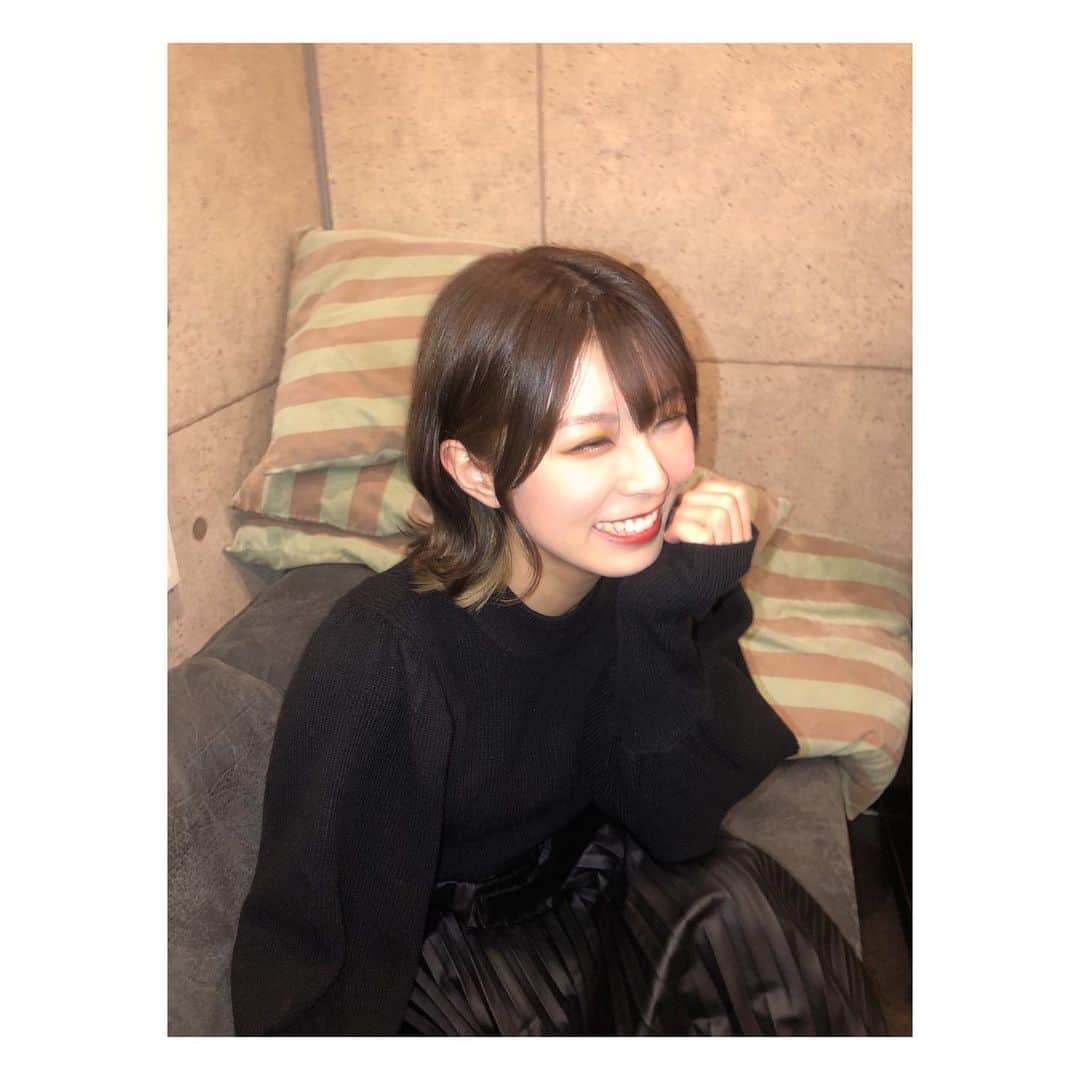 森脇加奈子のインスタグラム：「◼️ 闇夜に浮かぶ生首コーデ👸🏻  黒い服っていくらあっても困らない。 膨張色じゃないから、気持ちシュッとして見える(気がする)のが好きです 日光も吸収するからお天気の日はポカポカですよ #きゃなこーで #にいれていいのか…笑」