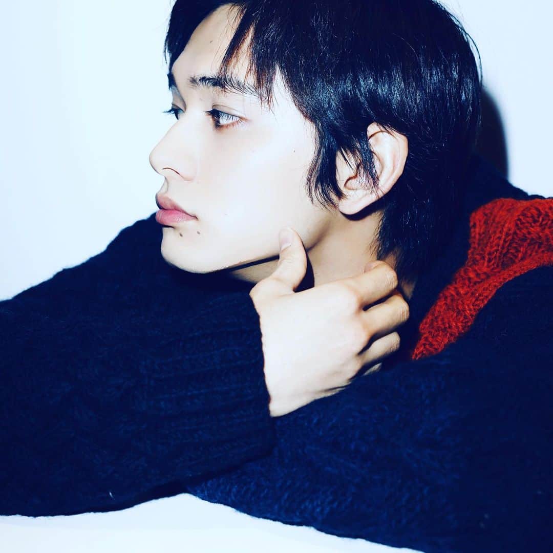 北村匠海のインスタグラム：「これの裏側は、こう（2枚目） 足が可愛い。  #北村匠海 #ザテレビジョン  #お正月超特大号 #お楽しみに」
