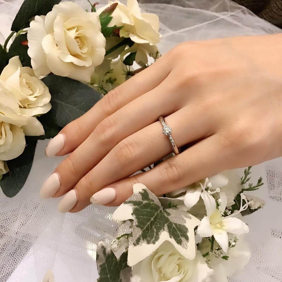 のインスタグラム：「.﻿ 【Bridal Fair_アガット 梅田阪急】 ﻿ 特別な記念となるブライダルリングやウェディングリング。﻿ 永く愛用するものだからこそ、こだわりのあるデザインを選ばれてはいかがでしょう？﻿ ﻿ アガット 梅田阪急では、12月8日(火)までブライダルフェアを開催しております。﻿ ﻿ 期間中にご成約いただきましたお客様には、アガットオリジナルジュエリーボックス、リングピロー、フォトスタンドの中よりいずれか１点プレゼントいたします。(数量限定の為、無くなり次第終了。）﻿ ﻿ この機会に、ぜひお立ち寄りくださいませ。﻿ ﻿ ■アガット 梅田阪急「ブライダルフェア」﻿ 開催期間：11月18日(水)～12月8日(火)﻿ ﻿ #agete #jewelry #accessory #marriagering #engagementring #weddingring #アガット #ジュエリー #アクセサリー #結婚指輪 #婚約指輪 #記念日 #マリッジリング #エンゲージ #阪急梅田本店」