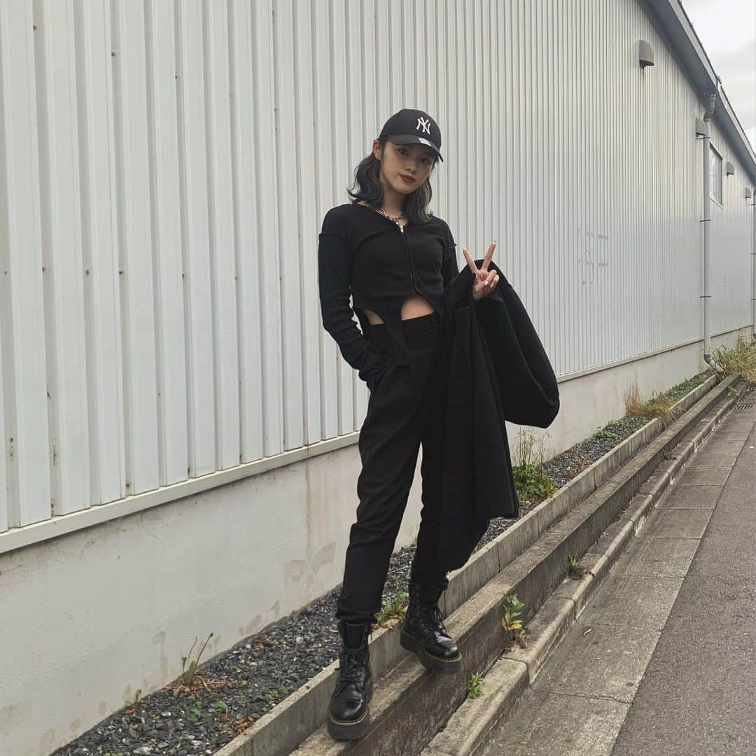 RUNA（竹田瑠奈）さんのインスタグラム写真 - (RUNA（竹田瑠奈）Instagram)「...Blackｺｰﾃﾞ🖤﻿ ﻿ tops___﻿ @viavanda_official  pants___﻿ @gu_for_all_  outer___﻿ @uniqlo  boots___﻿ @drmartens_japan  cap___﻿ @neweracap  ﻿ ﻿ #ルナシフク﻿ #viavanda #drmartens #newera #ロングコート #longcoat #ブラックコーデ  #シンプルコーデ #プチプラコーデ #ユニクロ #ユニクロコーデ #gu #ジーユー #ジーユーコーデ #マーチン #マーチン女子 #マーチンコーデ  #寒そう #って言われまくったよコーデ #しょうみ #ちょっと寒かった」12月3日 18時40分 - runacccc