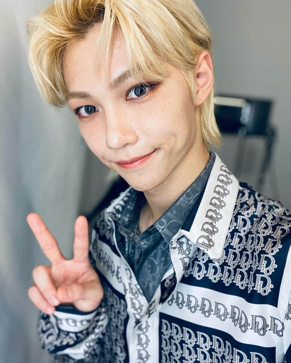 Stray Kidsさんのインスタグラム写真 - (Stray KidsInstagram)「Dior X Dazed X Straykids 😊🙏🏻💙🤍  It was fun and such a memorable moment working with Dior and Dazed! ^^  진심으로 즐거웠던 순간입니다! 기억에 많이 남습니다~~ 영광이고요 감사합니다!   #광고 #DiorB27 #Dior @Dior @MrKimjones #dazedkorea @dazedkorea  #straykids #stay #felix #sunshine #hyunjin」12月3日 18時42分 - realstraykids