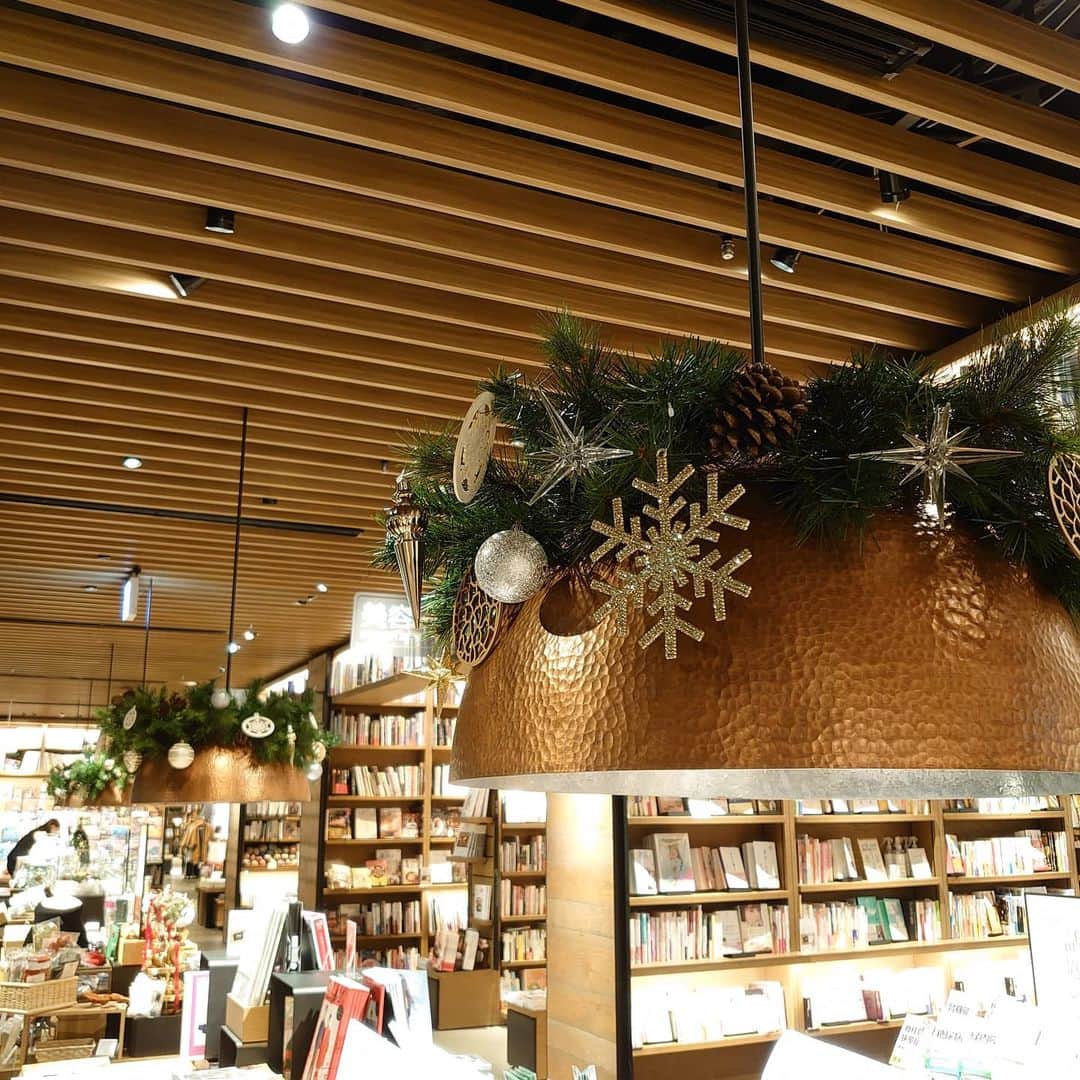 枚方T-SITEさんのインスタグラム写真 - (枚方T-SITEInstagram)「【クリスマスフェア】枚方 蔦屋書店のラッピング  枚方 蔦屋書店では12,月25日までの間、期間限定のクリスマスラッピングを行っています。  3Fの天井もクリスマスらしく... 真下の平台の上にはところ狭しとクリスマスGIFTにぴったりな雑貨たち...  ご家族や大切な方へ、そして自分へのごほうびに...  【INFORMATION】 2F TSUTAYA 3F&5F 蔦屋書店  ラッピング  ■平袋:無料 ■不織布ラッピングバッグ:110円 ※画像2枚目 ■包装紙:220円 ※画像3枚目  枚方T-SITEではクリスマスフェア"キャンドルで想いがつながるクリスマス2020"開催中。クリスマスマルシェほか、詳細はプロフィール欄よりHPにて。  #枚方tsite #hirakatatsite#枚方蔦屋書店#枚方tsite #枚方#枚方市#枚方市駅すぐ#読書好きとつながりたい #本好きとつながりたい#読書#本#本好き#読書好き#クリスマスツリー #家族#大切な人#つながり#絆#christmas #クリスマス#クリスマスプレゼント#クリスマスギフト #プレゼント#贈り物#クリスマスイベント#gift#ラッピング」12月3日 18時53分 - hirakata_tsite