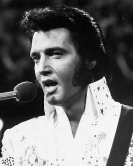 イチキップリンさんのインスタグラム写真 - (イチキップリンInstagram)「【偉人モノマネクイズ】  正解は【エルヴィス・プレスリー】［Elvis Presley］でした🎸  君はわかったかな？  #偉人モノマネクイズ #偉人モノマネ #偉人 #モノマネ #ものまね  #白黒 #クイズ #正解 #エルヴィスプレスリー  #elvispresley #エルヴィス #プレスリー #elvis #presley #キングオブロックンロール #キング #ロックンロール #ロカビリー #ギブソン #史上最も成功したソロアーティスト #スーパースター #アメリカンドリーム #監獄ロック #趣味はバッジ収集」12月3日 18時53分 - ichikippurin