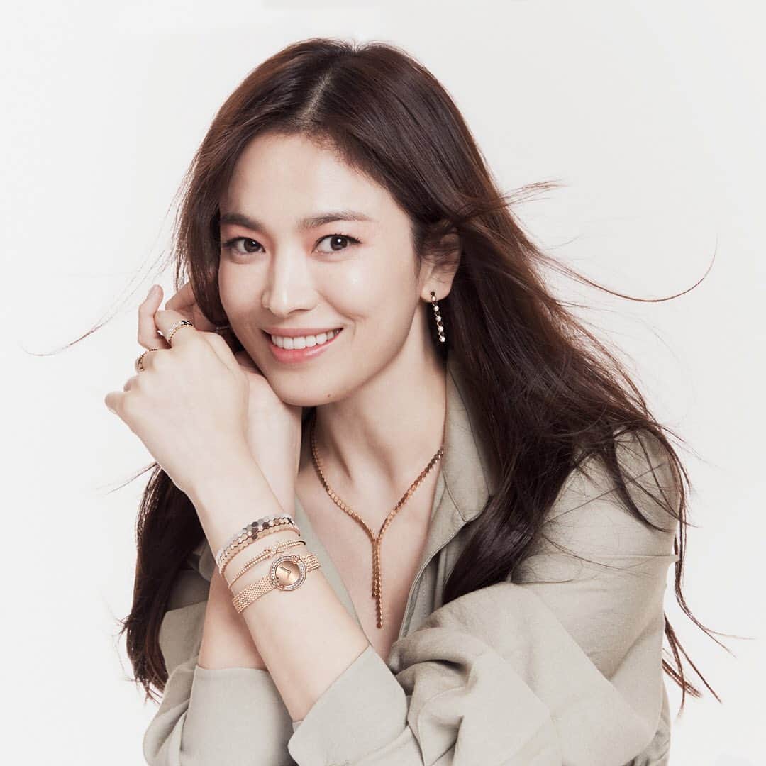Chaumetさんのインスタグラム写真 - (ChaumetInstagram)「Maison Chaumet’s ambassador @kyo1122 wishes you and your loved ones a happy holiday season filled with precious moments and joy. More radiant than ever, the Korean actress wears with grace and character pieces from our Bee My Love collection. #Chaumet #ChaumetSeason #ChaumetSymbols #ChaumetWishlist #SongHyeKyo」12月3日 18時51分 - chaumetofficial