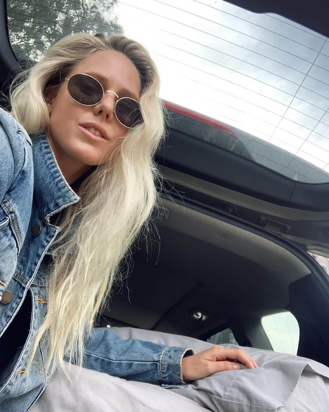 ローラ・エンバーのインスタグラム：「10/10 naps here. Fun few days of waves down the coast. @hyundaiaus #santafe」