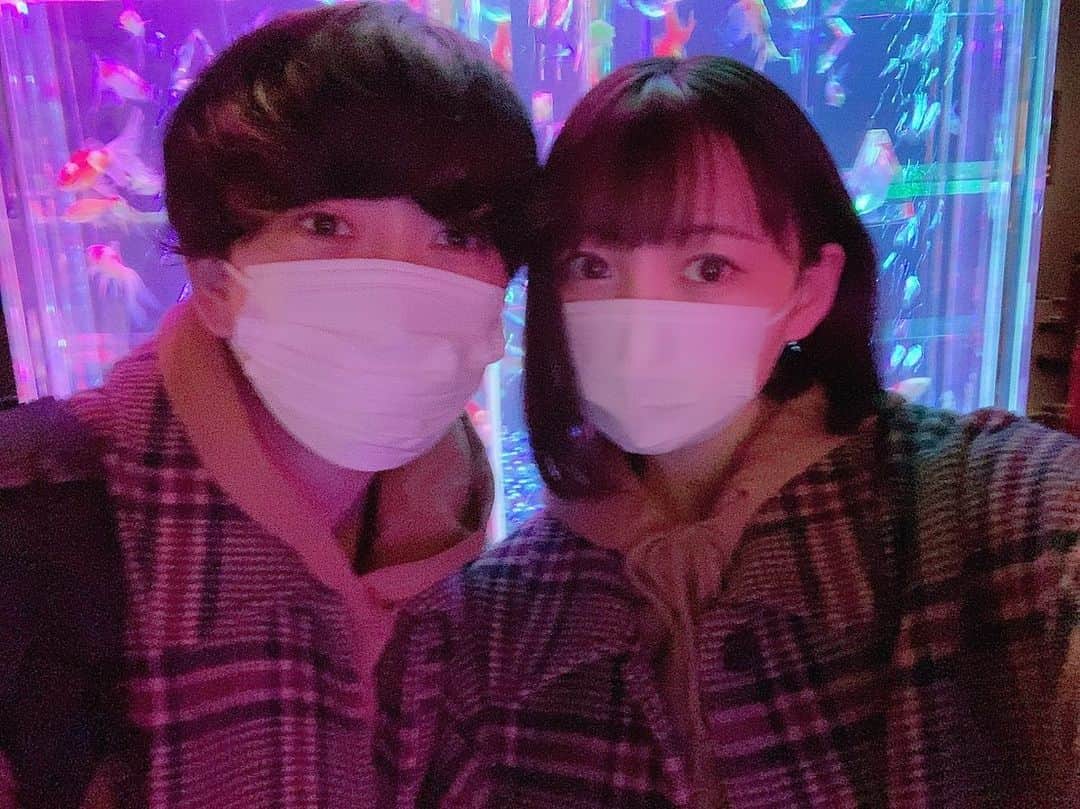 みさねのインスタグラム：「ㅤ 遅めの記念日投稿💌 ㅤ アートアクアリウム美術館 @artaquarium_official 行った時の🥺❤️ ㅤ めっちゃ綺麗で癒されたしクリスマスシーズン限定のペアチケットでお酒飲みながら周れて楽しかった🐏 ㅤ いい雰囲気でクリスマスデートにもおすすめ🎄 ㅤ スイーツもおしゃれで美味しかった🍰💕 ㅤ #カップル #カップルフォト #シミラールック #ペアルック #デート #おそろコーデ #カップルコーデ #アートアクアリウム美術館 #アートアクアリウム #artaquariummuseum #artaquarium #アートアクアリウムでクリスマス #イルミネーションデート #クリスマス #冬コーデ」