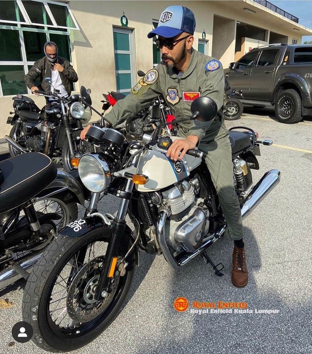 Wak Doyokのインスタグラム：「Royal enfield 👌🏻 #TakPanaske #AkuYangPakaikoYangPanas #KodahKenapa #WdCigar #MegWak #WakDoyok #LegasiWakDoyok #WDLifeStyle #WakDoyokFC #BeardedGentlemen #Sedagher #MensWear #Fashion #MensFashionReview #StreetFashion #Dapper #Ootd #Style #MensFashionPost #TheMenClub #MenWithClass #Details #Sartorialist #Pittiuomo #Class #British #Usa」