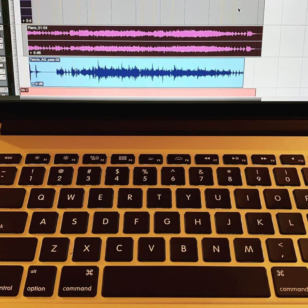 浅田信一のインスタグラム：「編曲業務中💻  かれこれずっとUSキーボードを使ってる。そもそもカナ表記って必要なのだろか？ほとんどの人がローマ字入力だと思うのだけれど。」