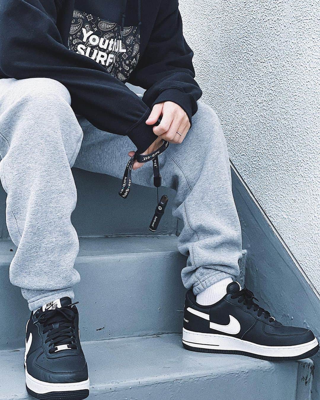 のインスタグラム：「NIKE × supreme × COMME des GARÇONS ㅤㅤㅤㅤㅤㅤㅤㅤㅤㅤㅤㅤㅤ すんごくクッション性が高い。履いた瞬間ふかふかってする。でもちょっと飽きてきてる← ㅤㅤㅤㅤㅤㅤㅤㅤㅤㅤㅤㅤㅤ sweat shirt→ @youthfulsurf sweat pants→ NIKE goods→ @harb_est ㅤㅤㅤㅤㅤㅤㅤㅤㅤㅤㅤㅤㅤ  #ストリート #ストリートファッション #ストリートスタイル#ストリート系ファッション#ストリートコーデ#kickstagram  #ストリート系  #スニーカーコーデ #メンズファッション#メンズコーデ#メンズスタイル #ファッションコーデ #コーディネート  #パパコーデ #ストリートコーデ  #ジャパスニ #靴好き #スニーカーヘッズ  #スニーカー好きな人と繋がりたい #レーシングジャケット #スニーカーヘッズ  #snkrskickcheck #トレンドコーデ #古着コーデ#エアフォース1 #ナイキコーデ#スニーカーコーデ#airforce1」