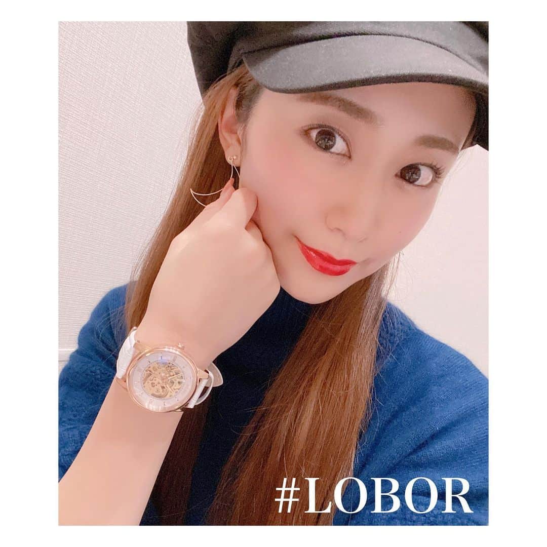 愛聖りさのインスタグラム：「.﻿ LOBORの腕時計をGETしました⌚︎❤️﻿ 中が動いて見えるのがめちゃくちゃ可愛い🥺﻿ しかも、かっこいい、カジュアル、上品、﻿ どのジャンルでも当てはまるからすごい👏✨﻿ . これからの時期、プレゼントにも良さそう🎄﻿ クーポンコード（ risaahk ）で 10%割引になるので、ぜひご活用ください♪ . #lobor #ロバー #時計 #腕時計 #instafashion #instastyle #followme @loborjapan」