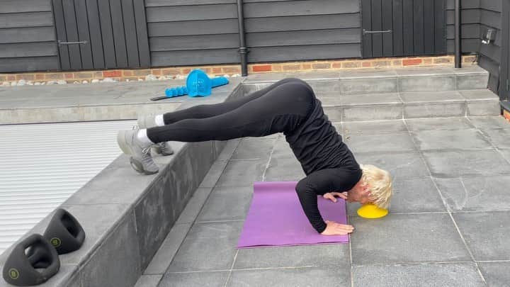 のインスタグラム：「People say press ups are boring.. try out these variations 👌🏻👍🏻👏🏻 see what ya got in ya locker 🤪😅💪🏻」