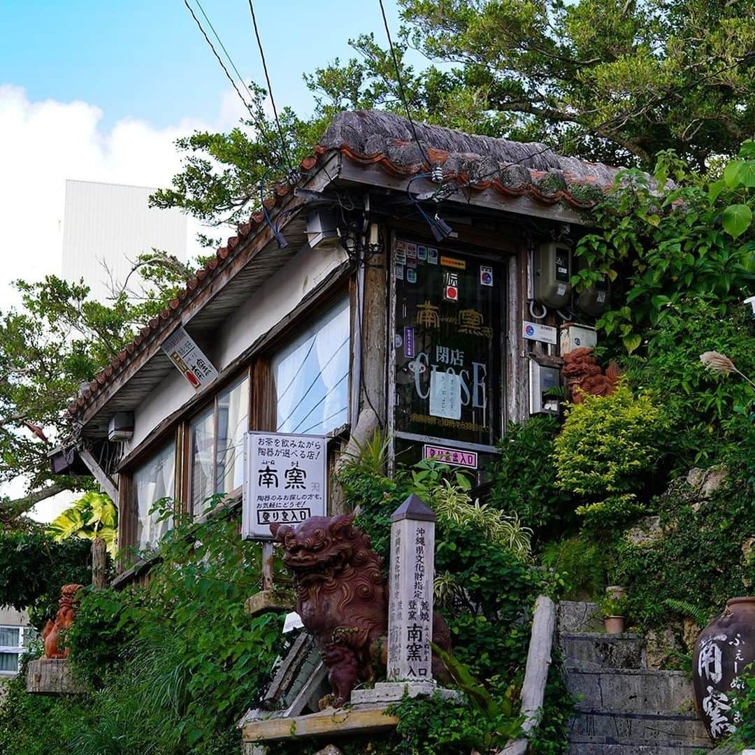 Be.okinawaのインスタグラム：「Stroll Tsuboya Yachimun Street and just walk into a pottery shop. You may find your favorite piece!  📍: Tsuboya Yachimun Street, Naha City  Tsuboya Yachimun Street is home to Okinawan pottery with long-established pottery studios, shops, and cafes. The area is cherished by local people, too, because old-fashioned scenery such as cobblestone paths and red-tiled roof houses still remains. Creatively applied Yachimun pieces on street-side walls make it a highlight to visit the area. How about enjoying some delicious tea while taking a leisurely stroll on your future visit?  Hold on a little bit longer until the day we can welcome you! Experience the charm of Okinawa at home for now! #okinawaathome #staysafe  Tag your own photos from your past memories in Okinawa with #visitokinawa / #beokinawa to give us permission to repost!  #tsuboyayachimunstreet #nahacity #壺屋やちむん通り #那覇市 #壺屋 #那霸市 #쓰보야야치문거리 #나하시 #japan #travelgram #instatravel #okinawa #doyoutravel #japan_of_insta #passportready #japantrip #traveldestination #okinawajapan #okinawatrip #沖縄 #沖繩 #오키나와 #旅行 #여행 #打卡 #여행스타그램」
