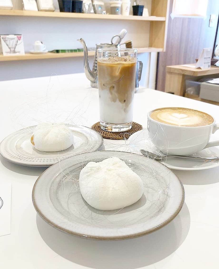 Beaustagrammerさんのインスタグラム写真 - (BeaustagrammerInstagram)「［#cafemiru_福岡］﻿ ——————————————————————﻿ 毎日の生活に珈琲で"ちょっとした素敵な時間"を🌷「小さな焙煎所 花待ち雨珈琲】﻿ 　﻿ キラキラの飴細工に、雲のようなふわとろチーズケーキ..😳✨いままでに出会ったことのないチーズケーキをお楽しみください🐰🎶﻿ ﻿ ☑クレメダンジュ☁️﻿ ☑カフェオレ☕️﻿ ※販売状況は事前にお店へご確認ください。﻿ ﻿ 📍小さな焙煎所 花待ち雨珈琲﻿ ⚪︎住所 / 福岡県福岡市中央区六本松1-4-11-103﻿ ⚪︎営業時間 / 【月〜木・土・日】11:00〜20:00【金】11:00〜19:00﻿ ※現在は営業時間が異なる場合がございますので、事前にご確認ください。﻿ ⚪︎定休日 / 不定休﻿ ⚪︎アクセス / 六本松駅より徒歩7分﻿ ﻿ 【#cafemiru_Fukuoka】﻿ 📍Homachiame Coffee﻿ ◎Open Hours /【MON-THU&SAT&SUN】11:00〜20:00【FRI】11:00〜19:00﻿ ◎closest station / 「Ropponmatsu」﻿ ﻿ ☕️ @homachiame.coffee﻿ 📷 @makiko7272﻿ ———————————————————﻿ Cafemiruでは「#インスタ探検隊」or「#cafemiru」をタグ付けしているカフェ写真から、運営スタッフが厳選してご紹介しています👀🔍 ﻿ ￼」12月3日 19時06分 - cafemiru.jp