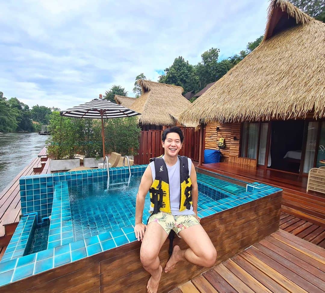アイス・サランユーのインスタグラム：「ก-า-ญ-น-ะ-จ๊-ะ-บุ-รี๊ @wangnokkaew_park_view_resort  💙Maldives in Thailand💙 #วังนกแก้วพาร์ควิวรีสอร์ท  #กาญจนบุรี  #เที่ยวทั่วไทยกับไอซ์ศรัณยู」
