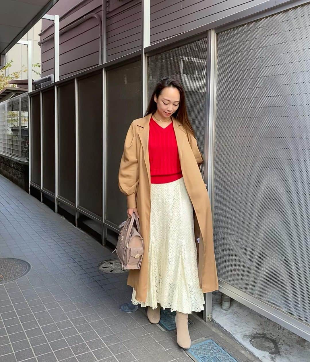 石田美奈子さんのインスタグラム写真 - (石田美奈子Instagram)「𝐎𝐮𝐭𝐟𝐢𝐭. . 赤ニットコーデ☺︎ . もう収納がパンパンなので、今年の冬はなるべくお洋服を増やさない！と決めて(о´∀`о) 手持ちの服でコーディネートを楽しもうと思っています😋✨ . 自分がどんな服を持っているか全く把握できていなくて、何か良い方法はないかなぁと検索して📱 今年の春から「JUSCLO」という無料アプリで手持ち服の管理をしています👗✨ このアプリのおかげで持っているお洋服を把握できるし、不必要な服を買うことがかなり減りました！♡ とても便利なので、今度このアプリについて詳しく紹介しようかな🤗 . . knit … #apc @apc_paris skirt … #frayid @fray_id outer … #amerivintage @amerivintage bag … #gracecontinental #carvingtribes @grace_continental.div @carvingtribes boots … #staccato @staccatojapan_official . . 👗→ #minako_fashion . #ootd #165cmコーデ #赤ニットコーデ」12月3日 19時18分 - mminakooo
