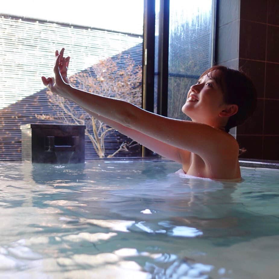 のインスタグラム：「*﻿ ﻿ 長野県上田市の別所温泉へ𓂃♨️𓈒𓏸﻿ ﻿ 旅宿 上松やさんの貸切風呂、素敵！﻿ 贅沢なプライベート空間〜。﻿ ﻿ 本堂が北を向いている北向観音。﻿ 手水が温泉なんです！あったかい♨︎💭﻿ おみくじ引いたら大吉でした！✨﻿ 後に大きな幸せがやってくる…♡﻿ (現世でのご利益をもたらす北向観音と﻿ 来世のご利益を願う善光寺。﻿ どちらも参るのが良いそう🙏🏻✧)﻿ ﻿ 松籟亭さんでいただいた﻿ 信州牛のすき焼きも絶品でした！﻿ ﻿ _ _ _ #長野県 #旅したがーる」
