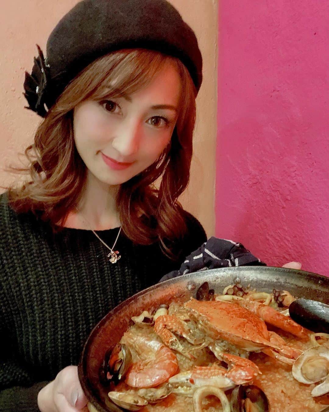 のインスタグラム：「⭐︎⭐︎⭐︎ 京橋に 𝘎𝘳𝘢𝘯𝘥 𝘖𝘱𝘦𝘯 🇪🇸 スペインバル ” 𝙈 𝘼 𝙎 𝙎 𝘼 "  @massa.spainbar ・ ・ すこし前なんだけど、いつものメンバーで行ってきたよ❣️ えりちゃん @eriimahori いつもお声掛けありがとう💕 ・ ・ お写真、動画 𝕤𝕨𝕚𝕡𝕖してね⇨⇨⇨ ・ ・ 写真を撮りたくなっちゃうようなスポットがたくさんあるお洒落な店内〜💐🌿 ・ 映えそうなドリンクもたくさん🍹 専属ワインソムリエまでいらっしゃいますよ🍷✨ 女子会、デートにぴったりかもですね😉💓 ・ ・ ・ ・ お料理も豊富っ💕 私のオススメはやっぱり 20種類もあるパエリアかなぁ🥘 ・ 渡り蟹と魚介の風味がたっぷりと詰まった "渡り蟹と魚介のパエリア " 濃厚なお味が美味しすぎました🤤❤️ ・ ひとつに決められない方はハーフ&ハーフもいいですね❣️ ・ ・ " イカとアサリのアヒージョ"  バケットにのっけて食べると、ほんといくらでも食べれちゃう🤤💕 ・ " ハモンセラーノと季節のフルーツ " シャインマスカットがほんとよく合う〜💚 ・ "牛肉ステーキ"も熱々の鉄板で出して頂き、柔らかくて美味でした💕 ・ ・ ほんとどれも美味しかった〜😋 スイーツまで頂き、大満足❤️ ・ ・ ・ この日は久しぶりにみんなで揃って会えて楽しかったなぁ💕それぞれの分野で活躍してる自慢のお友達です❣️ ・ えりちゃん @eriimahori あきちゃん @akiko.u1102 まぁちゃん @m.s.felice あゆみちゃん @ayumi_kawabata_0822 ・ #いつも楽しい時間をありがとう♡ ・ あっという間に時間が経っちゃって、帰りは大急ぎでした💦笑💕 また次回が楽しみ〜😉 ・ ・ ・ ・ スペインバル ” 𝙈 𝘼 𝙎 𝙎 𝘼 "  【住所】〒534-0024 大阪市都島区東野田町１丁目5-1kプラット１F 【TEL 】06-6335-9751 ・ ・ ・ #massa #スペインバルmassa #スペインバル #大阪 #京橋 #大阪グルメ #京橋グルメ #パエリア #パエリア専門店 #アヒージョ #女子会 #ディナー #ランチ #モデル #model #秘書 #ウォーキング講師 #インフルエンサー」