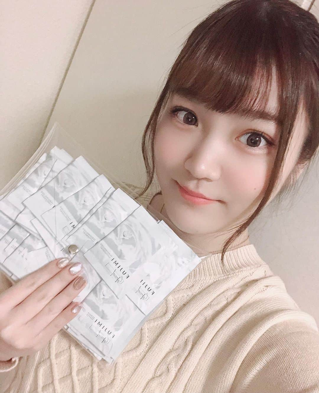 白河希美のインスタグラム：「毎年この時期乾燥でお肌ボロボロだったのに﻿ 今年はFUJIMI(@fujimi_official )さんの﻿ パーソナライズサプリのおかげで絶好調です🌟﻿ ﻿ 今年は肌荒れもしないし、﻿ 体調も崩さなくなって本当にびっくり😳‼️﻿ ﻿ 以前の診断結果と比べて保湿メインのサプリが必要になってました🌟﻿ ﻿ みんなも無料肌診断で今の自分に必要な﻿ 栄養やサプリを調べてみてね💊✨﻿ (ストーリーのURLからとべるよ❣️)﻿ ﻿ 包装もポーチになってて持ち歩きにも﻿ ﻿ 便利になってました😶💕﻿ ﻿ #fujimi#サプリ#パック﻿ #パーソナライズサプリ﻿ #パーソナライズマスク﻿ #無料肌診断#コラーゲン#ビタミン﻿ #フレッシュオイル#プラセンタ﻿ #透明ポーチ#可愛い#おすすめ﻿ #美肌#美容#自分磨き#pr﻿ #foryoupage #foryou#fyp」