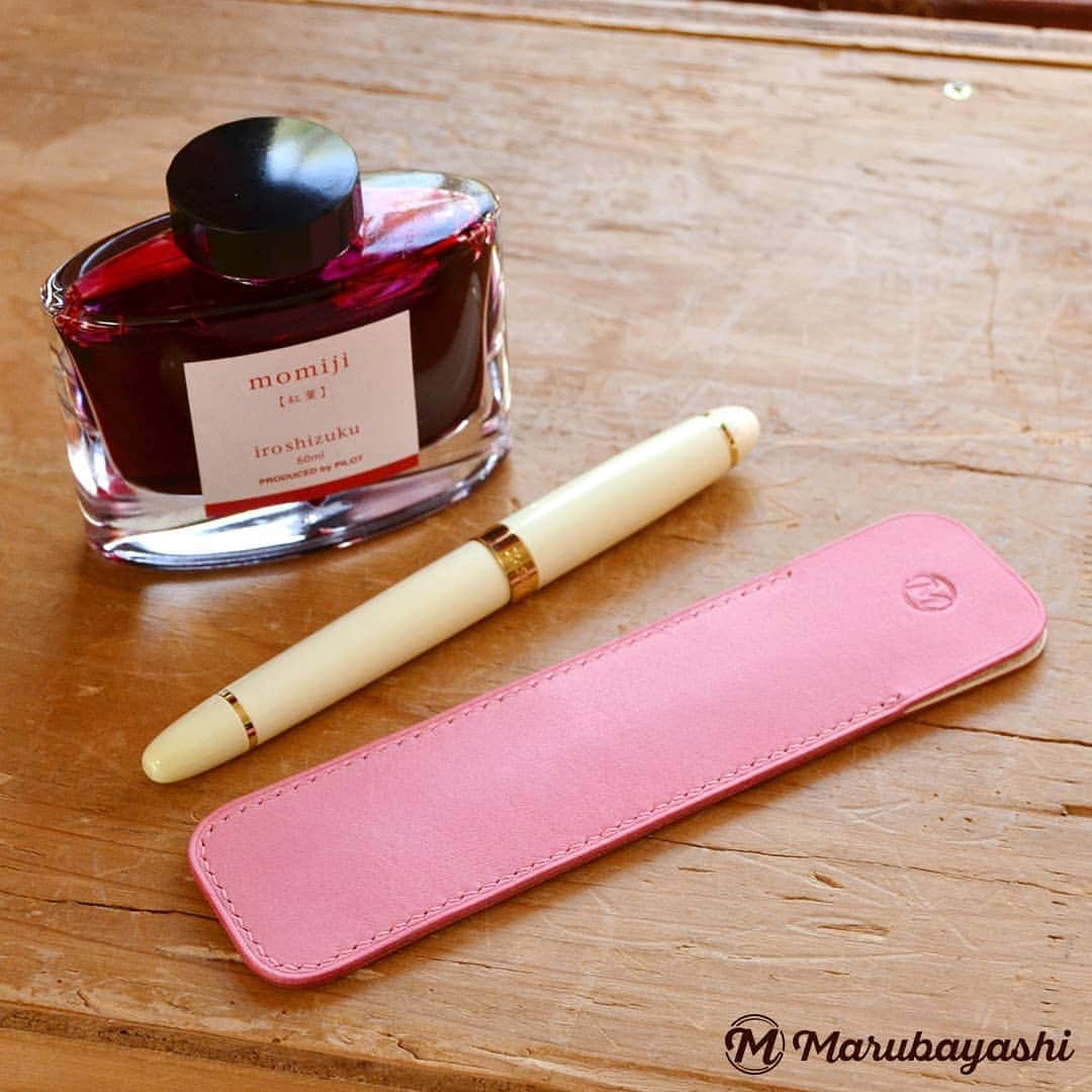 のインスタグラム：「* オーダーをいただいた万年筆ケース。 イタリアンレザーの「マイネ」を使用。  A fountain pen case that was ordered. Made of "MAINE" leather from Italy.  #色の経年変化は了解済み #万年筆ケース #ペンシース #ペンケース #革 #レザー #leather #皮革 #革文具 #革文房具 #レザークラフト #leathercraft #leatherworks #leatherdesign」