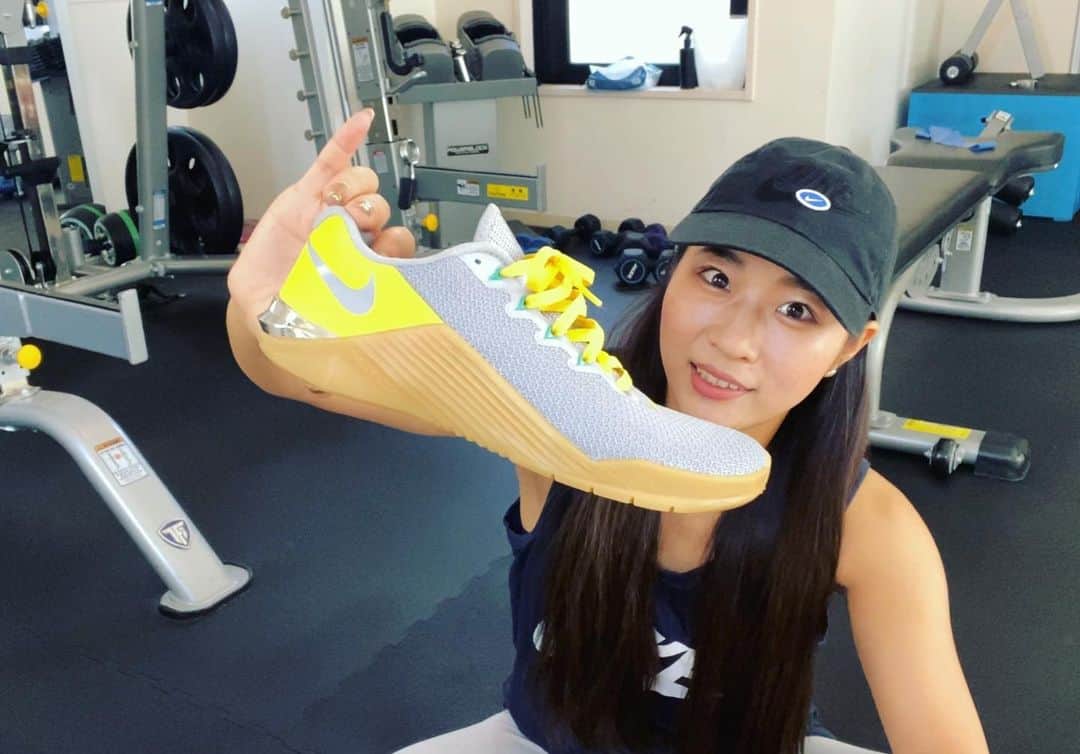 Chiharuのインスタグラム：「わたしのトレーニングシューズ👟 これもカスタムだよ〜💛可愛い！ NIKEのメトコン＋ @irerudakeall のインソールでフル装備の脚トレしてます😎  メトコンはNIKEのウエイトトレーニング用のスニーカーライン！それだけでも良いけど、イレルダケのインソールプラスすると安定しかしない🧐  #トレーニングウェア  #トレーニングシューズ #筋トレシューズ #スニーカー女子  #nikebyyou  #nikemetcon  #メトコン #ナイキバイユー #赤坂パーソナルトレーニングジム  #赤坂パーソナルジム #インソールスニーカー  #インソール #メトコン5」