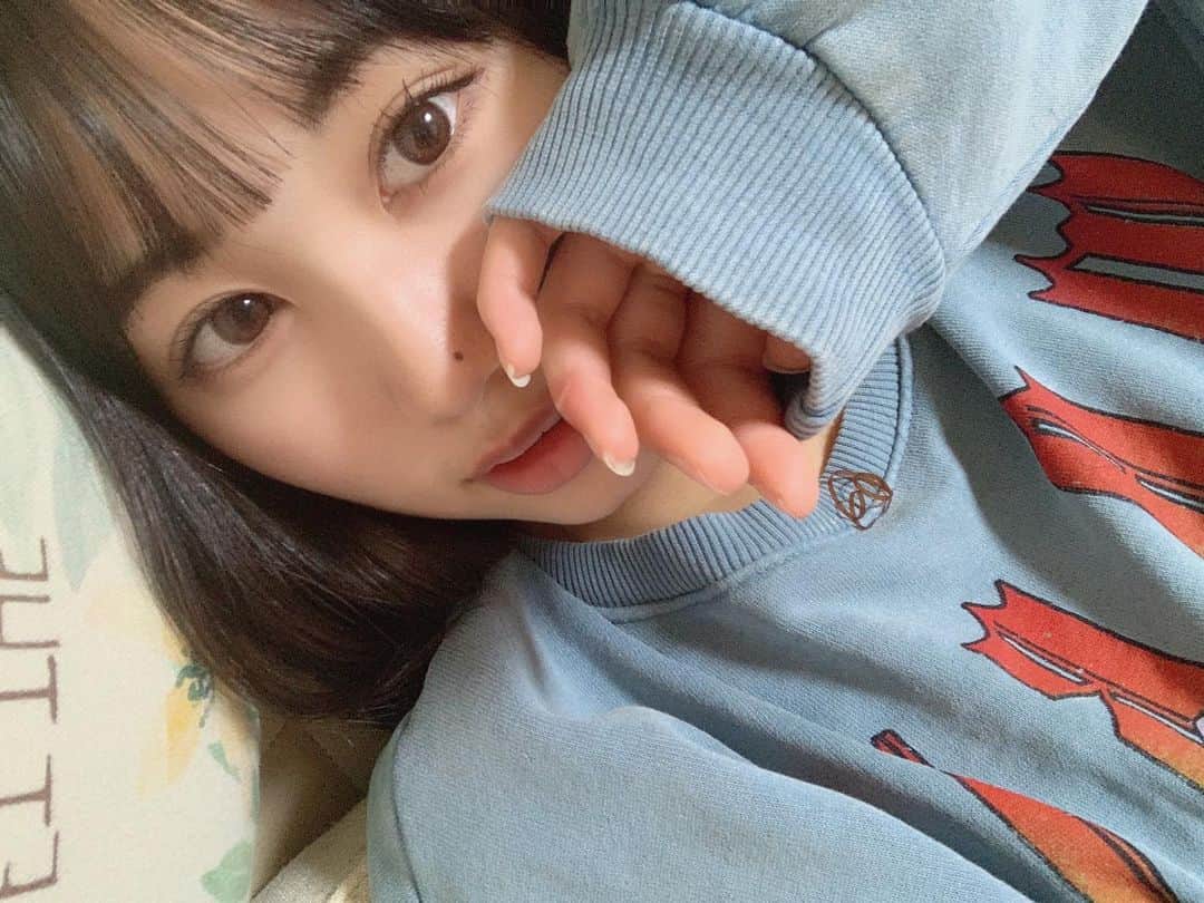 のインスタグラム：「髪ゴムが映ってる、笑  ・ ・ ・  #リリバリ #lilyofthevalley #アイドル #idol #jk #17歳 #高校生 #ぱっつん前髪 #黒髪 #ロングヘア」
