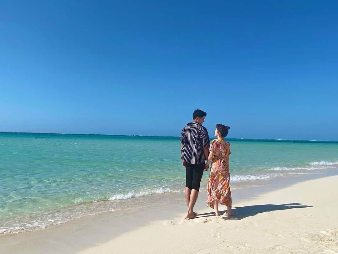 のインスタグラム：「♡ 17END🏖💕 . . 引き潮の時がグラデーションになって綺麗って 教えてもらって、着いてすぐに行った17END😍 いきなりからめっちゃ綺麗な海で めちゃくちゃテンション上がって すぐに足つかるっていう😂✨ . 2枚目不意打ちショットやから 打ち合わせしてないのに、二人して 同じ謎ポーズしてて実は私のお気に入り📸🤫 . . 📍17END / 宮古島 . . . . #宮古島 #宮古島旅行 #宮古島観光 #下地島 #17エンド #17END #17エンド下地島 #下地島空港 #ソラトリップ #国内旅行 #genic_miyakojima #タビジョ #宮古ブルー #カップルフォト #カップルフォト倶楽部 #カップルグラム #カップル写真 #gotoトラベルキャンペーン ﻿ #jtbで旅したい」
