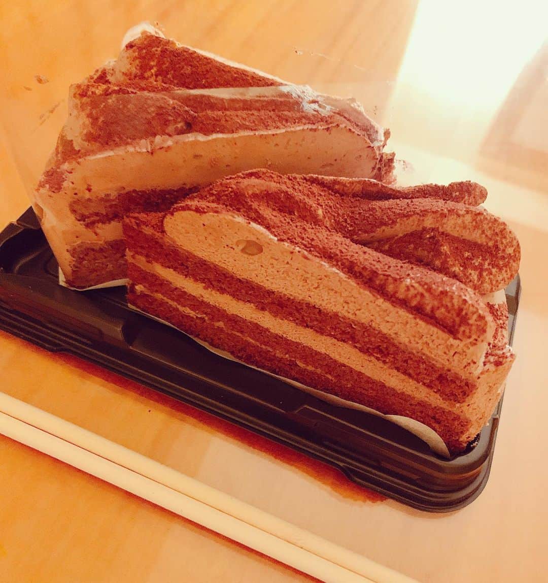 のインスタグラム：「おっちゃん今日はようけ働いたさかいな、 ご褒美にLIFEでショコラケーキ買うたんや。 おっちゃんぐらいになったら二個大人食いするんやで。 フォークなんか使わへん。 箸や。 みんなも早よおっちゃんぐらいになってLIFEでケーキ買えるように頑張るんやで。」