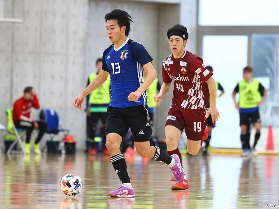 日本サッカー協会さんのインスタグラム写真 - (日本サッカー協会Instagram)「#フットサル日本代表 候補 フウガドールすみだに勝利し年内最後の活動を終える📸② 　　 最終日12月2日(水)には #Fリーグ 所属 #フウガドールすみだ @fugador_sumida とのトレーニングマッチを実施して年内最後のトレーニングキャンプを打ち上げました。 　 #ブルーノガルシア 監督はチームミーティングで「前回のキャンプからすごく強度の高く良いトレーニングができているので試合のピッチで体現してほしい。キックオフから試合終了までの40分間を全員が120％の力でやり続け相手を圧倒しよう」と選手達を鼓舞してピッチへ送り出しました。 　 トレーニングマッチはプレーイングタイム方式の1ピリオド20分の2本で実施されました。日本代表候補チームのスターティング５はキャプテンマークを巻いた #星翔太 選手、#西谷良介 選手、#皆本晃 選手、#仁部屋和弘 選手、#矢澤大夢 選手が名を連ねました。 　 ブルーノ監督の言葉を体現するように、第1ピリオドは日本代表候補チームが相手ゴールに積極的に攻め込んでいきます。開始1分には皆本選手が左サイドを突破し、ファーストシュートを放ちますが、惜しくもボールは枠を捉えることができません。 　 しかし、直後に高い位置で相手からボールを奪取し、味方のパスを受けた星選手が右サイドから強烈なシュートをねじ込み、幸先良く先制点を奪います。 　 ブルーノ監督は第1セットの4名、第2セットの4名と選手たちを交代させながら相手に攻め込みましたが、7分、日本の強度の高い守備をかいくぐった相手に失点を許してします。同点とされてからも焦ることなく、第3セットの選手たちも果敢に相手ゴールへ向かいますが最後の部分で決めきれず1-1で第1ピリオドを終えます。 　 第2ピリオドで先に得点が欲しい日本代表候補チームは21分、西谷選手の個人技で相手を剥がし、ペナルティエリアで星選手へパスをつなぎ、渾身のシュートを放ちますが相手GKの好セーブで得点を奪うことができません。 　 すると27分、相手に一瞬の隙を突かれカウンター攻撃で先日U-19フットサル日本代表候補に招集された #甘利斗亜 選手に逆転ゴールを決められてしまいます。1-2の状況となってからも慌てることなく、ベンチ含め選手達は声を掛け合って攻撃を組み立てていきます。32分、自陣でボールを持った星選手がドリブルで相手コートへ一気に攻め込み、GKとの1対1を制して同点ゴールを奪います。 　 その後も両チームが攻め合い拮抗した試合展開になりますが、試合を動かしたのは日本代表候補チームでした。38分、相手の攻撃を防いだ瞬間、第2ピリオドからゴールを守る #関口優志 選手が相手コートのスペースを見逃さず鋭いスローを供給すると走り上がっていた #安藤良平 選手がボールを収め、そのまま相手ゴールに流し込み逆転弾を決めます。 　 同点ゴールが欲しい相手チームによるパワープレーをしのぐ時間も耐えきり、最終スコア3-2で年内最後の活動を勝利で締めくくりました。 　 未曾有の世界情勢にフットサル日本代表も他カテゴリーと同様に大きな活動変更を余儀なくされましたが、ブルーノ監督の「常に自分たちに矢印を向けてコントロールできる部分にしっかりとコミットしよう」というメッセージのもと多くのサポートを受けながら活動を実施してきました。フットサル日本代表にとっては2大会ぶりのFIFAフットサルワールドカップ出場に向けて2021年も活動を継続していきます。 　 #futsal #daihyo #jfa」12月3日 19時29分 - japanfootballassociation