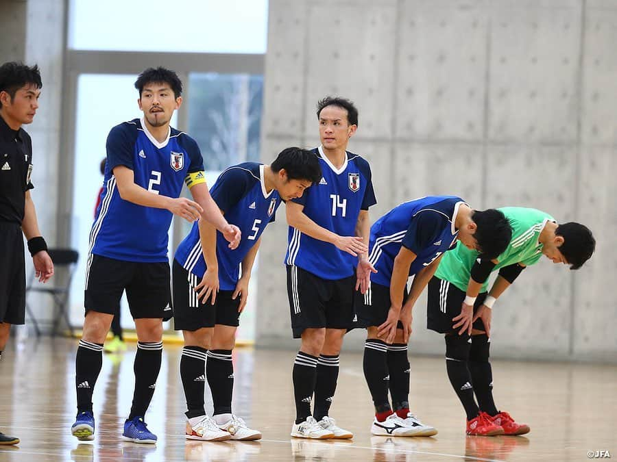 日本サッカー協会さんのインスタグラム写真 - (日本サッカー協会Instagram)「#フットサル日本代表 候補 フウガドールすみだに勝利し年内最後の活動を終える📸② 　　 最終日12月2日(水)には #Fリーグ 所属 #フウガドールすみだ @fugador_sumida とのトレーニングマッチを実施して年内最後のトレーニングキャンプを打ち上げました。 　 #ブルーノガルシア 監督はチームミーティングで「前回のキャンプからすごく強度の高く良いトレーニングができているので試合のピッチで体現してほしい。キックオフから試合終了までの40分間を全員が120％の力でやり続け相手を圧倒しよう」と選手達を鼓舞してピッチへ送り出しました。 　 トレーニングマッチはプレーイングタイム方式の1ピリオド20分の2本で実施されました。日本代表候補チームのスターティング５はキャプテンマークを巻いた #星翔太 選手、#西谷良介 選手、#皆本晃 選手、#仁部屋和弘 選手、#矢澤大夢 選手が名を連ねました。 　 ブルーノ監督の言葉を体現するように、第1ピリオドは日本代表候補チームが相手ゴールに積極的に攻め込んでいきます。開始1分には皆本選手が左サイドを突破し、ファーストシュートを放ちますが、惜しくもボールは枠を捉えることができません。 　 しかし、直後に高い位置で相手からボールを奪取し、味方のパスを受けた星選手が右サイドから強烈なシュートをねじ込み、幸先良く先制点を奪います。 　 ブルーノ監督は第1セットの4名、第2セットの4名と選手たちを交代させながら相手に攻め込みましたが、7分、日本の強度の高い守備をかいくぐった相手に失点を許してします。同点とされてからも焦ることなく、第3セットの選手たちも果敢に相手ゴールへ向かいますが最後の部分で決めきれず1-1で第1ピリオドを終えます。 　 第2ピリオドで先に得点が欲しい日本代表候補チームは21分、西谷選手の個人技で相手を剥がし、ペナルティエリアで星選手へパスをつなぎ、渾身のシュートを放ちますが相手GKの好セーブで得点を奪うことができません。 　 すると27分、相手に一瞬の隙を突かれカウンター攻撃で先日U-19フットサル日本代表候補に招集された #甘利斗亜 選手に逆転ゴールを決められてしまいます。1-2の状況となってからも慌てることなく、ベンチ含め選手達は声を掛け合って攻撃を組み立てていきます。32分、自陣でボールを持った星選手がドリブルで相手コートへ一気に攻め込み、GKとの1対1を制して同点ゴールを奪います。 　 その後も両チームが攻め合い拮抗した試合展開になりますが、試合を動かしたのは日本代表候補チームでした。38分、相手の攻撃を防いだ瞬間、第2ピリオドからゴールを守る #関口優志 選手が相手コートのスペースを見逃さず鋭いスローを供給すると走り上がっていた #安藤良平 選手がボールを収め、そのまま相手ゴールに流し込み逆転弾を決めます。 　 同点ゴールが欲しい相手チームによるパワープレーをしのぐ時間も耐えきり、最終スコア3-2で年内最後の活動を勝利で締めくくりました。 　 未曾有の世界情勢にフットサル日本代表も他カテゴリーと同様に大きな活動変更を余儀なくされましたが、ブルーノ監督の「常に自分たちに矢印を向けてコントロールできる部分にしっかりとコミットしよう」というメッセージのもと多くのサポートを受けながら活動を実施してきました。フットサル日本代表にとっては2大会ぶりのFIFAフットサルワールドカップ出場に向けて2021年も活動を継続していきます。 　 #futsal #daihyo #jfa」12月3日 19時29分 - japanfootballassociation