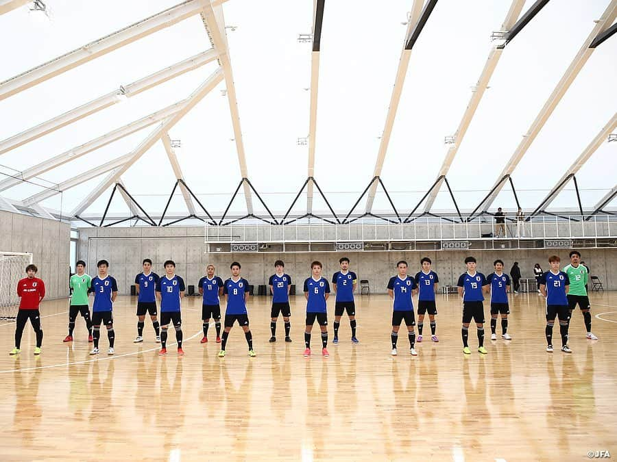 日本サッカー協会さんのインスタグラム写真 - (日本サッカー協会Instagram)「#フットサル日本代表 候補 フウガドールすみだに勝利し年内最後の活動を終える📸② 　　 最終日12月2日(水)には #Fリーグ 所属 #フウガドールすみだ @fugador_sumida とのトレーニングマッチを実施して年内最後のトレーニングキャンプを打ち上げました。 　 #ブルーノガルシア 監督はチームミーティングで「前回のキャンプからすごく強度の高く良いトレーニングができているので試合のピッチで体現してほしい。キックオフから試合終了までの40分間を全員が120％の力でやり続け相手を圧倒しよう」と選手達を鼓舞してピッチへ送り出しました。 　 トレーニングマッチはプレーイングタイム方式の1ピリオド20分の2本で実施されました。日本代表候補チームのスターティング５はキャプテンマークを巻いた #星翔太 選手、#西谷良介 選手、#皆本晃 選手、#仁部屋和弘 選手、#矢澤大夢 選手が名を連ねました。 　 ブルーノ監督の言葉を体現するように、第1ピリオドは日本代表候補チームが相手ゴールに積極的に攻め込んでいきます。開始1分には皆本選手が左サイドを突破し、ファーストシュートを放ちますが、惜しくもボールは枠を捉えることができません。 　 しかし、直後に高い位置で相手からボールを奪取し、味方のパスを受けた星選手が右サイドから強烈なシュートをねじ込み、幸先良く先制点を奪います。 　 ブルーノ監督は第1セットの4名、第2セットの4名と選手たちを交代させながら相手に攻め込みましたが、7分、日本の強度の高い守備をかいくぐった相手に失点を許してします。同点とされてからも焦ることなく、第3セットの選手たちも果敢に相手ゴールへ向かいますが最後の部分で決めきれず1-1で第1ピリオドを終えます。 　 第2ピリオドで先に得点が欲しい日本代表候補チームは21分、西谷選手の個人技で相手を剥がし、ペナルティエリアで星選手へパスをつなぎ、渾身のシュートを放ちますが相手GKの好セーブで得点を奪うことができません。 　 すると27分、相手に一瞬の隙を突かれカウンター攻撃で先日U-19フットサル日本代表候補に招集された #甘利斗亜 選手に逆転ゴールを決められてしまいます。1-2の状況となってからも慌てることなく、ベンチ含め選手達は声を掛け合って攻撃を組み立てていきます。32分、自陣でボールを持った星選手がドリブルで相手コートへ一気に攻め込み、GKとの1対1を制して同点ゴールを奪います。 　 その後も両チームが攻め合い拮抗した試合展開になりますが、試合を動かしたのは日本代表候補チームでした。38分、相手の攻撃を防いだ瞬間、第2ピリオドからゴールを守る #関口優志 選手が相手コートのスペースを見逃さず鋭いスローを供給すると走り上がっていた #安藤良平 選手がボールを収め、そのまま相手ゴールに流し込み逆転弾を決めます。 　 同点ゴールが欲しい相手チームによるパワープレーをしのぐ時間も耐えきり、最終スコア3-2で年内最後の活動を勝利で締めくくりました。 　 未曾有の世界情勢にフットサル日本代表も他カテゴリーと同様に大きな活動変更を余儀なくされましたが、ブルーノ監督の「常に自分たちに矢印を向けてコントロールできる部分にしっかりとコミットしよう」というメッセージのもと多くのサポートを受けながら活動を実施してきました。フットサル日本代表にとっては2大会ぶりのFIFAフットサルワールドカップ出場に向けて2021年も活動を継続していきます。 　 #futsal #daihyo #jfa」12月3日 19時29分 - japanfootballassociation