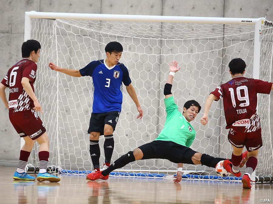 日本サッカー協会さんのインスタグラム写真 - (日本サッカー協会Instagram)「#フットサル日本代表 候補 フウガドールすみだに勝利し年内最後の活動を終える📸② 　　 最終日12月2日(水)には #Fリーグ 所属 #フウガドールすみだ @fugador_sumida とのトレーニングマッチを実施して年内最後のトレーニングキャンプを打ち上げました。 　 #ブルーノガルシア 監督はチームミーティングで「前回のキャンプからすごく強度の高く良いトレーニングができているので試合のピッチで体現してほしい。キックオフから試合終了までの40分間を全員が120％の力でやり続け相手を圧倒しよう」と選手達を鼓舞してピッチへ送り出しました。 　 トレーニングマッチはプレーイングタイム方式の1ピリオド20分の2本で実施されました。日本代表候補チームのスターティング５はキャプテンマークを巻いた #星翔太 選手、#西谷良介 選手、#皆本晃 選手、#仁部屋和弘 選手、#矢澤大夢 選手が名を連ねました。 　 ブルーノ監督の言葉を体現するように、第1ピリオドは日本代表候補チームが相手ゴールに積極的に攻め込んでいきます。開始1分には皆本選手が左サイドを突破し、ファーストシュートを放ちますが、惜しくもボールは枠を捉えることができません。 　 しかし、直後に高い位置で相手からボールを奪取し、味方のパスを受けた星選手が右サイドから強烈なシュートをねじ込み、幸先良く先制点を奪います。 　 ブルーノ監督は第1セットの4名、第2セットの4名と選手たちを交代させながら相手に攻め込みましたが、7分、日本の強度の高い守備をかいくぐった相手に失点を許してします。同点とされてからも焦ることなく、第3セットの選手たちも果敢に相手ゴールへ向かいますが最後の部分で決めきれず1-1で第1ピリオドを終えます。 　 第2ピリオドで先に得点が欲しい日本代表候補チームは21分、西谷選手の個人技で相手を剥がし、ペナルティエリアで星選手へパスをつなぎ、渾身のシュートを放ちますが相手GKの好セーブで得点を奪うことができません。 　 すると27分、相手に一瞬の隙を突かれカウンター攻撃で先日U-19フットサル日本代表候補に招集された #甘利斗亜 選手に逆転ゴールを決められてしまいます。1-2の状況となってからも慌てることなく、ベンチ含め選手達は声を掛け合って攻撃を組み立てていきます。32分、自陣でボールを持った星選手がドリブルで相手コートへ一気に攻め込み、GKとの1対1を制して同点ゴールを奪います。 　 その後も両チームが攻め合い拮抗した試合展開になりますが、試合を動かしたのは日本代表候補チームでした。38分、相手の攻撃を防いだ瞬間、第2ピリオドからゴールを守る #関口優志 選手が相手コートのスペースを見逃さず鋭いスローを供給すると走り上がっていた #安藤良平 選手がボールを収め、そのまま相手ゴールに流し込み逆転弾を決めます。 　 同点ゴールが欲しい相手チームによるパワープレーをしのぐ時間も耐えきり、最終スコア3-2で年内最後の活動を勝利で締めくくりました。 　 未曾有の世界情勢にフットサル日本代表も他カテゴリーと同様に大きな活動変更を余儀なくされましたが、ブルーノ監督の「常に自分たちに矢印を向けてコントロールできる部分にしっかりとコミットしよう」というメッセージのもと多くのサポートを受けながら活動を実施してきました。フットサル日本代表にとっては2大会ぶりのFIFAフットサルワールドカップ出場に向けて2021年も活動を継続していきます。 　 #futsal #daihyo #jfa」12月3日 19時29分 - japanfootballassociation