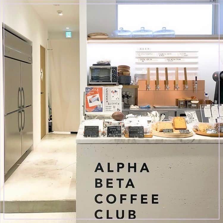 ピコフードさんのインスタグラム写真 - (ピコフードInstagram)「テラス席もあるシンプルおしゃれカフェ☕️ 開放的で落ち着いた雰囲気なので、1人でもふらっと入れそう🚶‍♀️  ﻿ 🍽️🍽️🍽️🍽️🍽️🍽️🍽️🍽️﻿ お店のタグ﻿ #alphabetacoffeeclub  他の地域を探す﻿ #piko_自由が丘 🍽️🍽️🍽️🍽️🍽🍽️🍽️ ﻿ @miilay77  @yocowan.hi.hi  @akk__femc  @miho_0608  @mogumogu____gohan  @tg_mari729   さん﻿ ありがとうございました！！﻿ 🐥 🐥 🐥 🐥 🐥 🐥 🐥 🐥 🐥 🐥 🐥 🐥﻿ ﻿ ※最新の情報は調べてご確認をお願いします🙇🏻‍♀️﻿ ﻿ 関東圏内のオシャレなグルメの投稿を厳選し、﻿ 紹介してます👣👀﻿ オシャレなグルメを見つけよう！➡️ @piko_food_﻿ #piko_food もつけて投稿してくれると﻿ いいねとたまにコメントしに行きます❤️﻿ ﻿ 🐥 🐥 🐥 🐥 🐥 🐥 🐥 🐥 🐥 🐥 🐥 🐥﻿ ﻿ ﻿ .﻿ ﻿ .﻿  . ﻿#自由が丘カフェ #自由が丘グルメ #東京カフェ巡り #東京グルメ #自由が丘ランチ　#おしゃれランチ #ランチ　#ランチタイム　#東京ランチ　#アボカド #アボカドトースト #ホットサンド #東京グルメ　#東京カフェ　#グルメ巡り　#グルメスタグラム #カフェ巡り　#カフェスタグラム　#女子会　#おしゃれ店　#おしゃれカフェ　#グルメ女子 #グルメ男子 #おしゃれランチ #カフェ部 #カフェ活　#ランチ巡り #おしゃれカフェ巡り　#cafestagram」12月3日 19時27分 - piko_food_