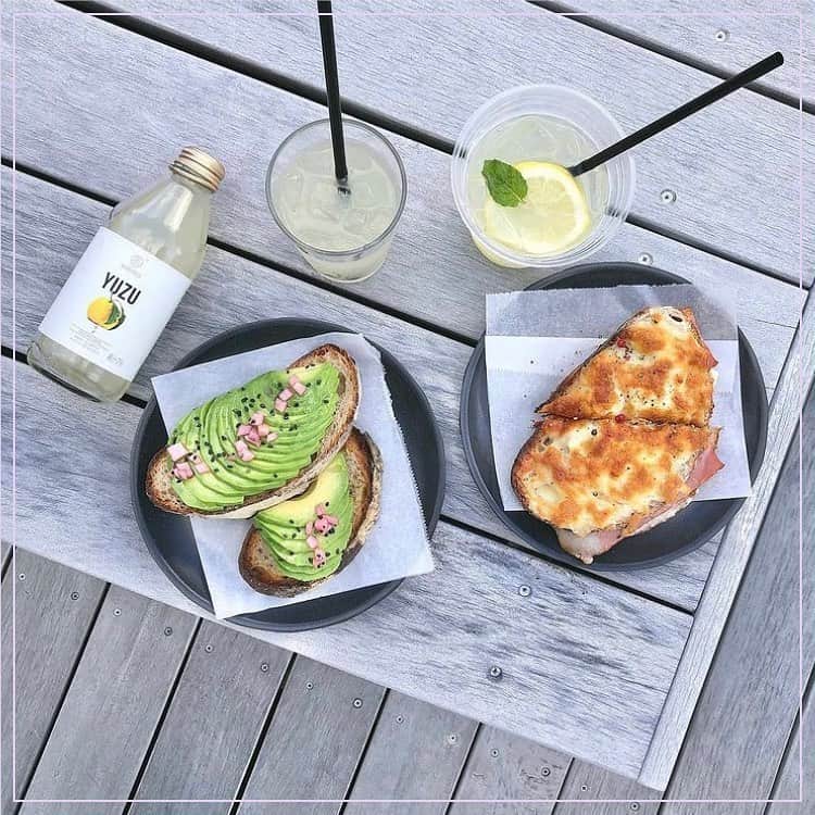 ピコフードさんのインスタグラム写真 - (ピコフードInstagram)「テラス席もあるシンプルおしゃれカフェ☕️ 開放的で落ち着いた雰囲気なので、1人でもふらっと入れそう🚶‍♀️  ﻿ 🍽️🍽️🍽️🍽️🍽️🍽️🍽️🍽️﻿ お店のタグ﻿ #alphabetacoffeeclub  他の地域を探す﻿ #piko_自由が丘 🍽️🍽️🍽️🍽️🍽🍽️🍽️ ﻿ @miilay77  @yocowan.hi.hi  @akk__femc  @miho_0608  @mogumogu____gohan  @tg_mari729   さん﻿ ありがとうございました！！﻿ 🐥 🐥 🐥 🐥 🐥 🐥 🐥 🐥 🐥 🐥 🐥 🐥﻿ ﻿ ※最新の情報は調べてご確認をお願いします🙇🏻‍♀️﻿ ﻿ 関東圏内のオシャレなグルメの投稿を厳選し、﻿ 紹介してます👣👀﻿ オシャレなグルメを見つけよう！➡️ @piko_food_﻿ #piko_food もつけて投稿してくれると﻿ いいねとたまにコメントしに行きます❤️﻿ ﻿ 🐥 🐥 🐥 🐥 🐥 🐥 🐥 🐥 🐥 🐥 🐥 🐥﻿ ﻿ ﻿ .﻿ ﻿ .﻿  . ﻿#自由が丘カフェ #自由が丘グルメ #東京カフェ巡り #東京グルメ #自由が丘ランチ　#おしゃれランチ #ランチ　#ランチタイム　#東京ランチ　#アボカド #アボカドトースト #ホットサンド #東京グルメ　#東京カフェ　#グルメ巡り　#グルメスタグラム #カフェ巡り　#カフェスタグラム　#女子会　#おしゃれ店　#おしゃれカフェ　#グルメ女子 #グルメ男子 #おしゃれランチ #カフェ部 #カフェ活　#ランチ巡り #おしゃれカフェ巡り　#cafestagram」12月3日 19時27分 - piko_food_