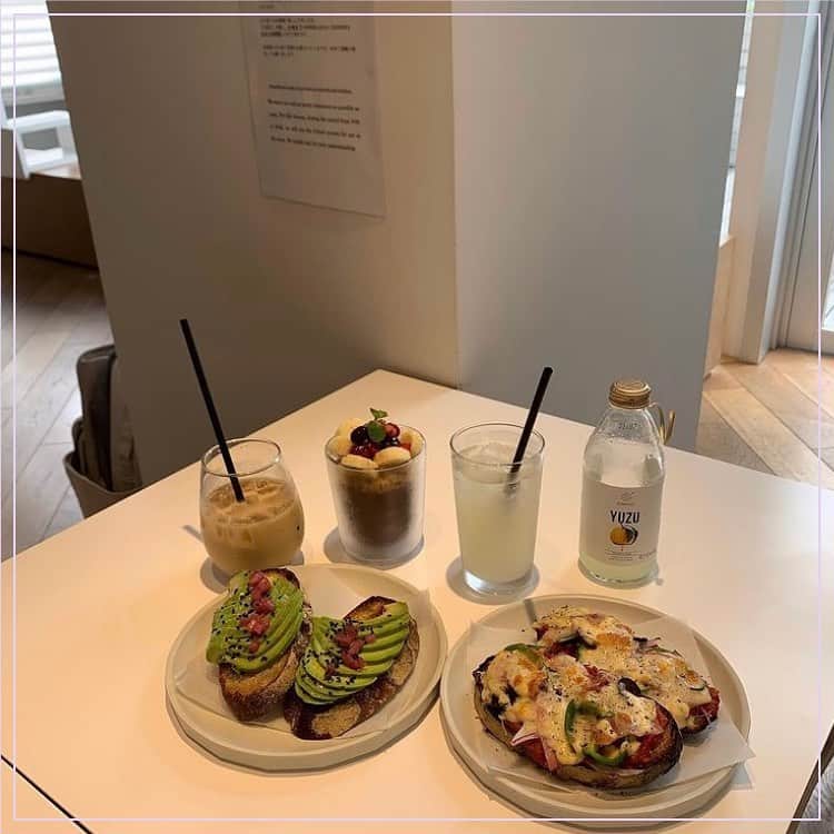 ピコフードさんのインスタグラム写真 - (ピコフードInstagram)「テラス席もあるシンプルおしゃれカフェ☕️ 開放的で落ち着いた雰囲気なので、1人でもふらっと入れそう🚶‍♀️  ﻿ 🍽️🍽️🍽️🍽️🍽️🍽️🍽️🍽️﻿ お店のタグ﻿ #alphabetacoffeeclub  他の地域を探す﻿ #piko_自由が丘 🍽️🍽️🍽️🍽️🍽🍽️🍽️ ﻿ @miilay77  @yocowan.hi.hi  @akk__femc  @miho_0608  @mogumogu____gohan  @tg_mari729   さん﻿ ありがとうございました！！﻿ 🐥 🐥 🐥 🐥 🐥 🐥 🐥 🐥 🐥 🐥 🐥 🐥﻿ ﻿ ※最新の情報は調べてご確認をお願いします🙇🏻‍♀️﻿ ﻿ 関東圏内のオシャレなグルメの投稿を厳選し、﻿ 紹介してます👣👀﻿ オシャレなグルメを見つけよう！➡️ @piko_food_﻿ #piko_food もつけて投稿してくれると﻿ いいねとたまにコメントしに行きます❤️﻿ ﻿ 🐥 🐥 🐥 🐥 🐥 🐥 🐥 🐥 🐥 🐥 🐥 🐥﻿ ﻿ ﻿ .﻿ ﻿ .﻿  . ﻿#自由が丘カフェ #自由が丘グルメ #東京カフェ巡り #東京グルメ #自由が丘ランチ　#おしゃれランチ #ランチ　#ランチタイム　#東京ランチ　#アボカド #アボカドトースト #ホットサンド #東京グルメ　#東京カフェ　#グルメ巡り　#グルメスタグラム #カフェ巡り　#カフェスタグラム　#女子会　#おしゃれ店　#おしゃれカフェ　#グルメ女子 #グルメ男子 #おしゃれランチ #カフェ部 #カフェ活　#ランチ巡り #おしゃれカフェ巡り　#cafestagram」12月3日 19時27分 - piko_food_