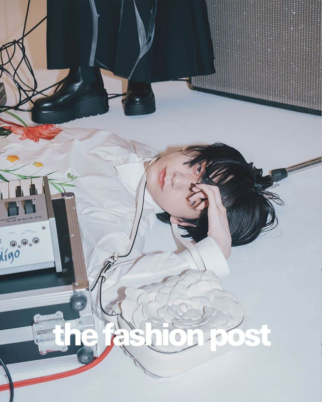 The Fashion Postさんのインスタグラム写真 - (The Fashion PostInstagram)「#fashion Valentino feat. Aina The End & Ten Yoshii  『アイナ・ジ・エンド × 吉井添　vol.2 WHITE FLOWERS』  今シーズンの新しいムードは、バッグにも吹き込まれている。中でも注目を集める「ATELIER」バッグは、花弁を1枚ずつレザーから切り出して重ねた緻密なデザイン。  クチュールの高度なテクニックから生まれた立体的な造形が、ユニークな陰影を凝縮しながらワントーンで彩られ、幅の広いスタイリングに合わせやすい。ハンズフリーで出かけたいすべての VALENTINO ラバーズへ。  model: Aina The End, Ten Yoshii photo & videography: Katsuhide Morimoto styling: Masataka Hattori hair: HORI makeup: UDA music: Miru Shinoda edit: Miwa Goroku, Waki Motoyama text: Miwa Goroku  #TFP #TheFashionPost #VALENTINO #ヴァレンティノ #RossoValentino #Rosso #AinaTheEnd #アイナジエンド #BiSH #ビッシュ #TenYoshii #吉井添」12月3日 19時28分 - tfpjp