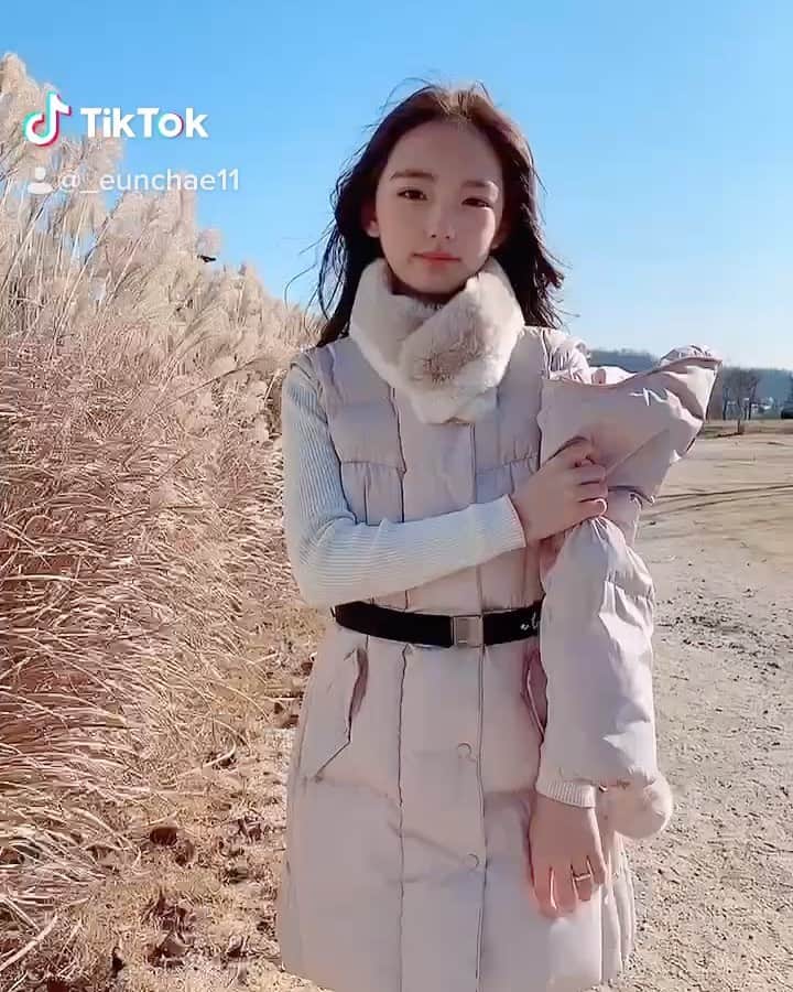 ウンチェのインスタグラム：「#변신 ✨ - - - - #ootd #베네통키즈 #benettonkids #tiktok #틱톡 #옷갈아입기챌린지  #딸스타그램 #초딩스타그램 #목요일 #일상 #키즈모델 #주니어모델 #아역배우 #이은채」