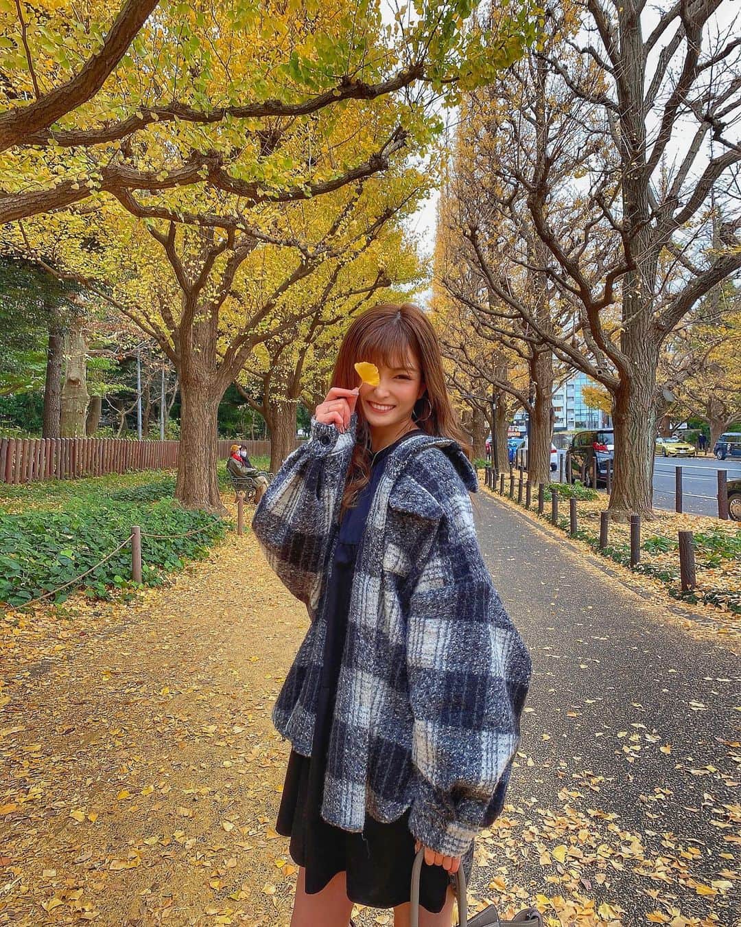 FukamizuYukina さんのインスタグラム写真 - (FukamizuYukina Instagram)「_ イチョウ並木🍁🍂🧡 ㅤㅤㅤㅤㅤㅤㅤㅤㅤㅤㅤㅤㅤ ㅤㅤㅤㅤㅤㅤㅤㅤㅤㅤㅤㅤㅤ だいぶ散ってた🥲けど←笑 ㅤㅤㅤㅤㅤㅤㅤㅤㅤㅤㅤㅤㅤ ㅤㅤㅤㅤㅤㅤㅤㅤㅤㅤㅤㅤㅤ 紅葉シーズン終わりかけてるけど まだ色付いてるとこ残ってたら 行きたいなぁ、💭🧡 ㅤㅤㅤㅤㅤㅤㅤㅤㅤㅤㅤㅤㅤ ㅤㅤㅤㅤㅤㅤㅤㅤㅤㅤㅤㅤㅤ ルルナも今月で最後のワクチン💉 終わったらたくさんお散歩出来るとこ 連れてってあげたいの🐶🎶 ㅤㅤㅤㅤㅤㅤㅤㅤㅤㅤㅤㅤㅤ ㅤㅤㅤㅤㅤㅤㅤㅤㅤㅤㅤㅤㅤ 都内でペット可レストランやカフェ 知ってたら教えてくださいなっ🥨🥐☕️ ㅤㅤㅤㅤㅤㅤㅤㅤㅤㅤㅤㅤㅤ ㅤㅤㅤㅤㅤㅤㅤㅤㅤㅤㅤㅤㅤ #外苑前いちょう並木 #いちょう並木 #秋コーデ #ワンピース #ブーツコーデ #ロングブーツ #zara #emoda #acym #celine #サロモ #撮影依頼募集中」12月3日 19時24分 - peitaro72