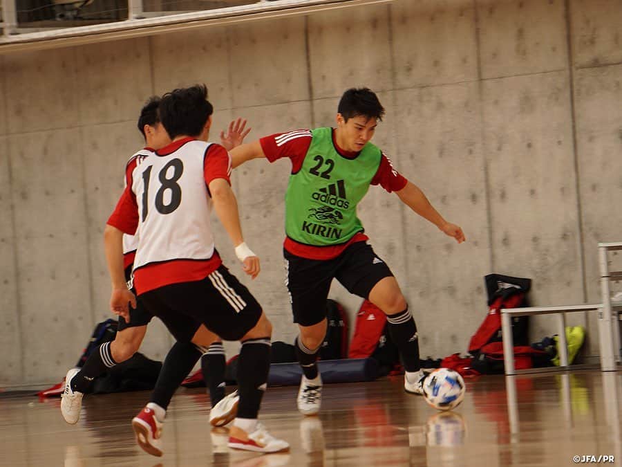 日本サッカー協会さんのインスタグラム写真 - (日本サッカー協会Instagram)「#フットサル日本代表 候補 戦術やセットプレーを確認する2部練習 　 11月30日(月)より活動を開始したフットサル日本代表候補は、12月1日(火)に2部練習を行いました。先月同様に代表チームの戦術やセットプレーの確認に多くの時間を割き、試合に向けて戦う準備をしっかりと行いました。 　 選手たちは9月、10月のトレーニングマッチでクラブチームに敗戦したことを改めて全員で認識し、トレーニング中やトレーニング後にもAFCフットサル選手権をも見据えて、どのような気持ちで翌日の試合に臨むかを互いに何度も口にしながらの集中した2セッションとなりました。 　 #futsal #daihyo #jfa」12月3日 19時24分 - japanfootballassociation