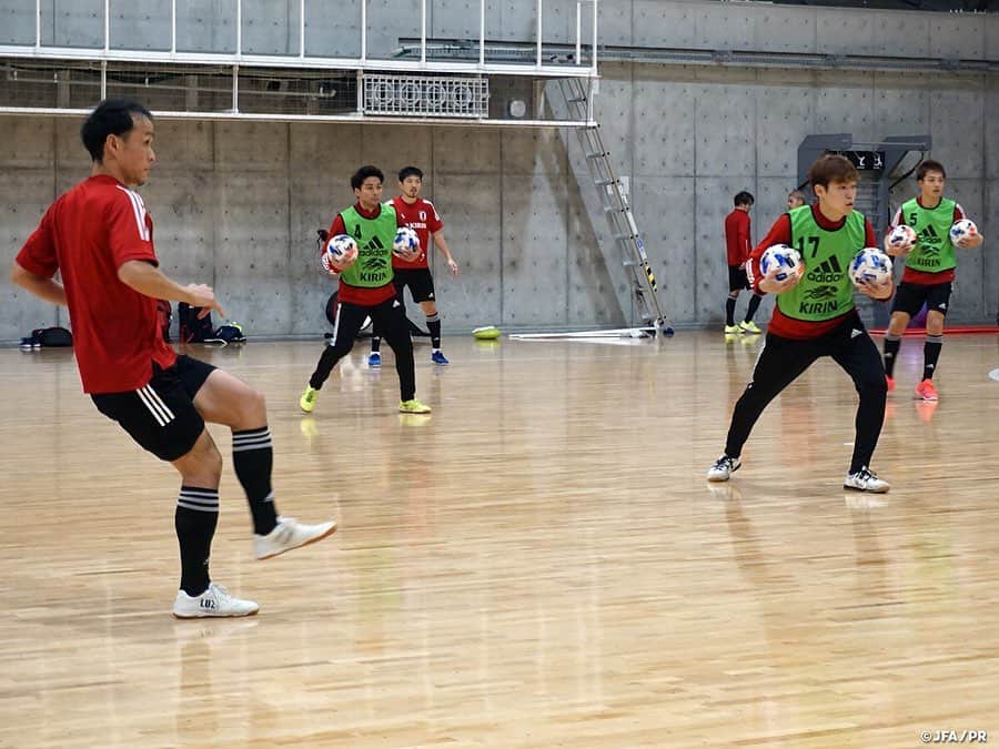日本サッカー協会さんのインスタグラム写真 - (日本サッカー協会Instagram)「#フットサル日本代表 候補 戦術やセットプレーを確認する2部練習 　 11月30日(月)より活動を開始したフットサル日本代表候補は、12月1日(火)に2部練習を行いました。先月同様に代表チームの戦術やセットプレーの確認に多くの時間を割き、試合に向けて戦う準備をしっかりと行いました。 　 選手たちは9月、10月のトレーニングマッチでクラブチームに敗戦したことを改めて全員で認識し、トレーニング中やトレーニング後にもAFCフットサル選手権をも見据えて、どのような気持ちで翌日の試合に臨むかを互いに何度も口にしながらの集中した2セッションとなりました。 　 #futsal #daihyo #jfa」12月3日 19時24分 - japanfootballassociation