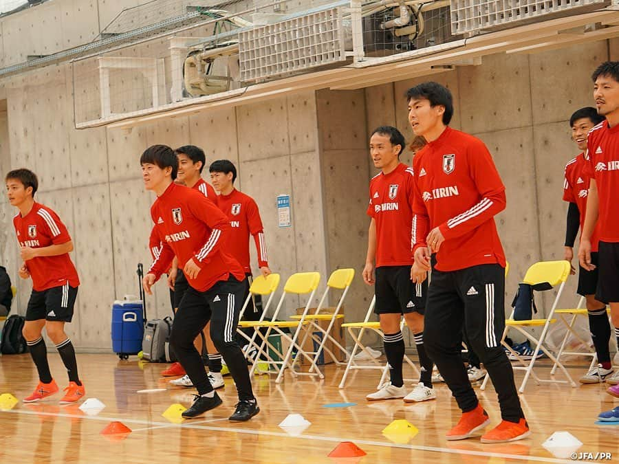 日本サッカー協会さんのインスタグラム写真 - (日本サッカー協会Instagram)「#フットサル日本代表 候補 戦術やセットプレーを確認する2部練習 　 11月30日(月)より活動を開始したフットサル日本代表候補は、12月1日(火)に2部練習を行いました。先月同様に代表チームの戦術やセットプレーの確認に多くの時間を割き、試合に向けて戦う準備をしっかりと行いました。 　 選手たちは9月、10月のトレーニングマッチでクラブチームに敗戦したことを改めて全員で認識し、トレーニング中やトレーニング後にもAFCフットサル選手権をも見据えて、どのような気持ちで翌日の試合に臨むかを互いに何度も口にしながらの集中した2セッションとなりました。 　 #futsal #daihyo #jfa」12月3日 19時24分 - japanfootballassociation